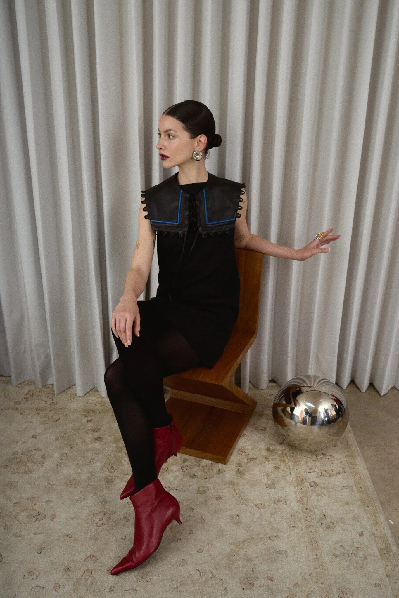 06_Leather_Collar_Black_Blue_Styling.jpg