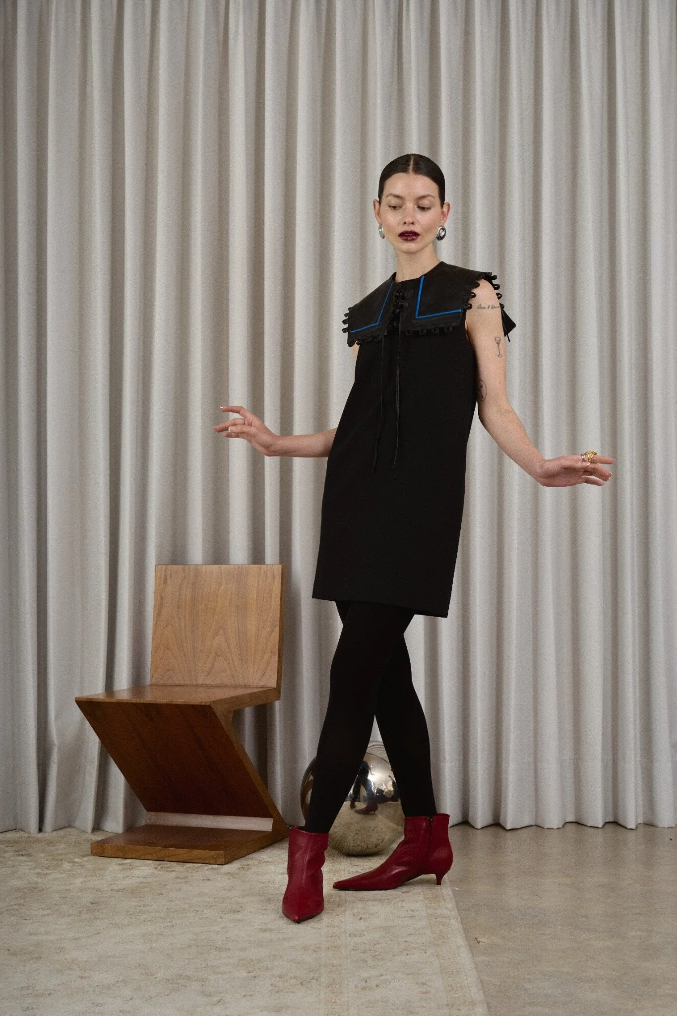 01_Leather_Collar_Black_Blue_Principal.jpg