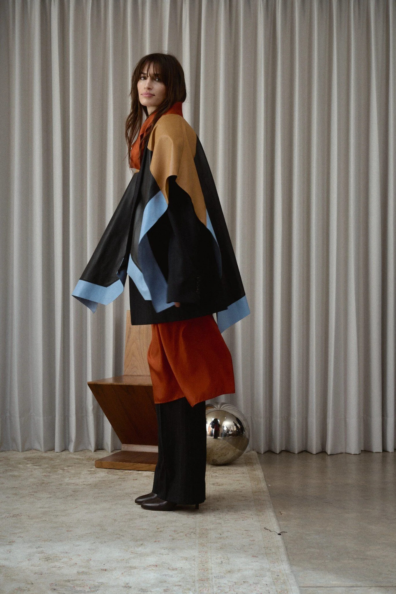 03_Poncho_Contorno_Honey_Black_Sky_Blue_Side.jpg