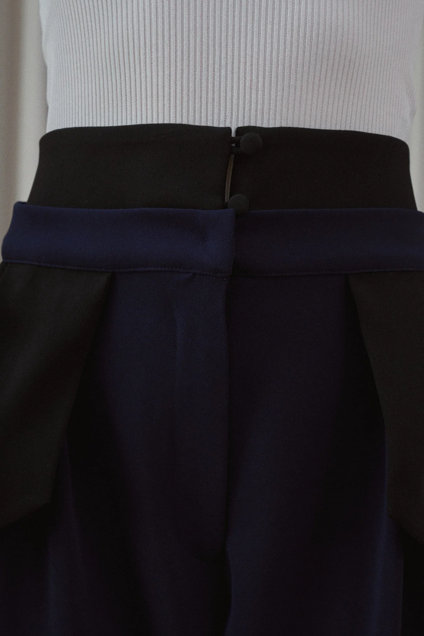 05_Double_Waistband_Pants_Navy_Black_Detail.jpg