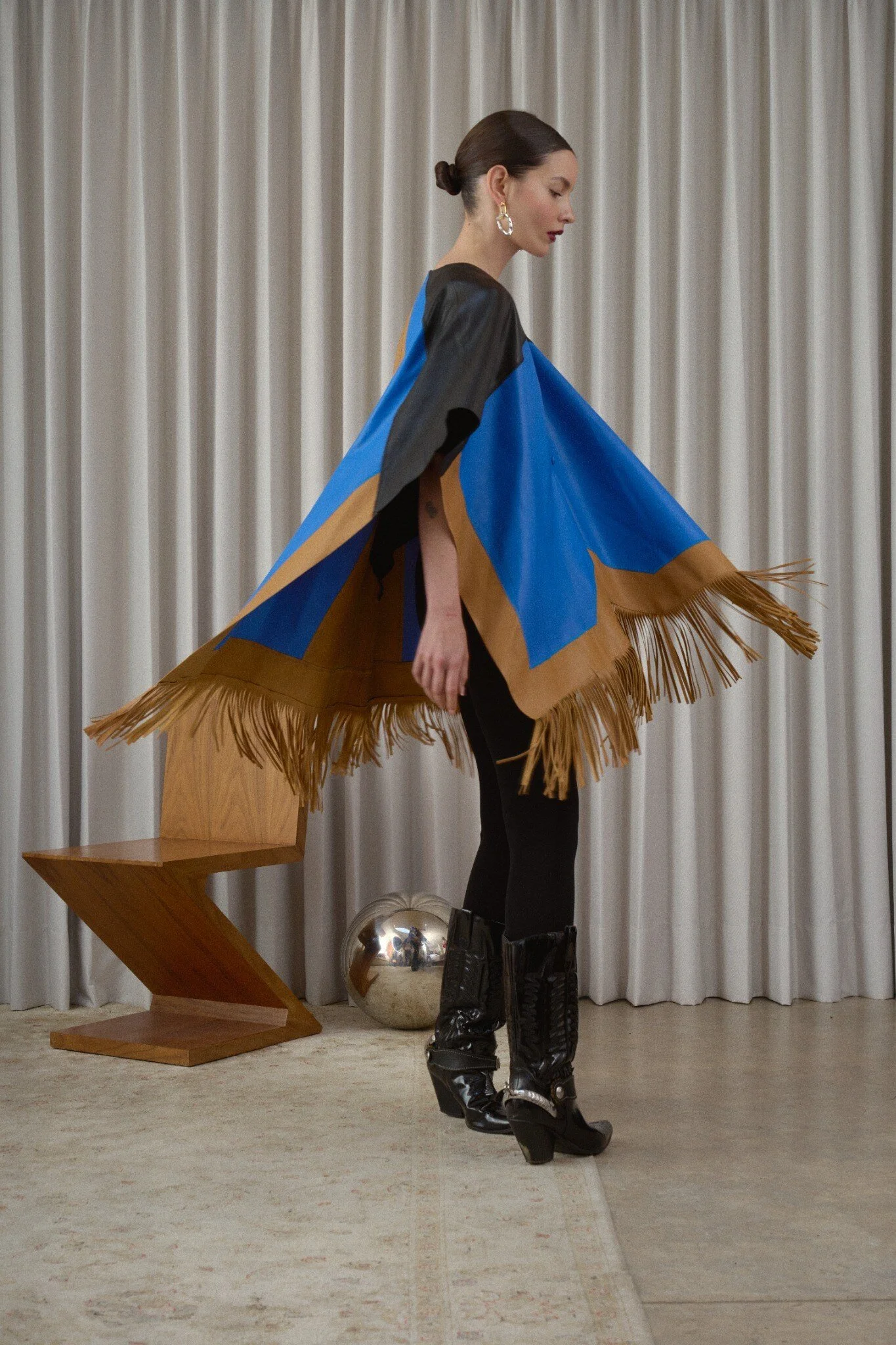 04_Poncho_With_Fringes_Black_Royal_Blue_Maple_Brown_Styling.jpg