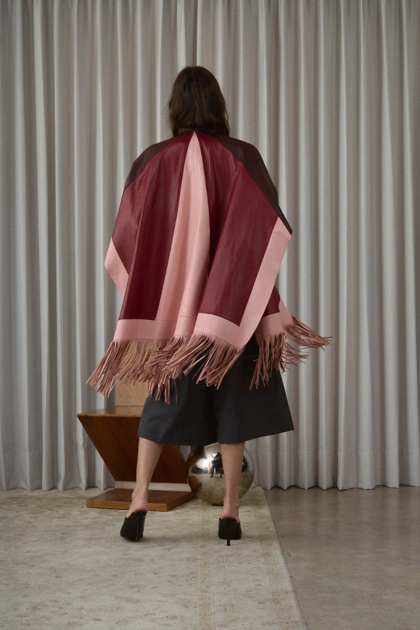 04_Poncho_Contorno_Wine_Burnt_Red_Light_Pink_Back.jpg