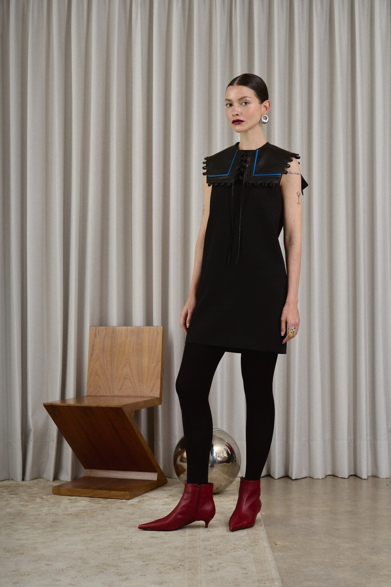 02_Leather_Collar_Black_Blue_Front.jpg