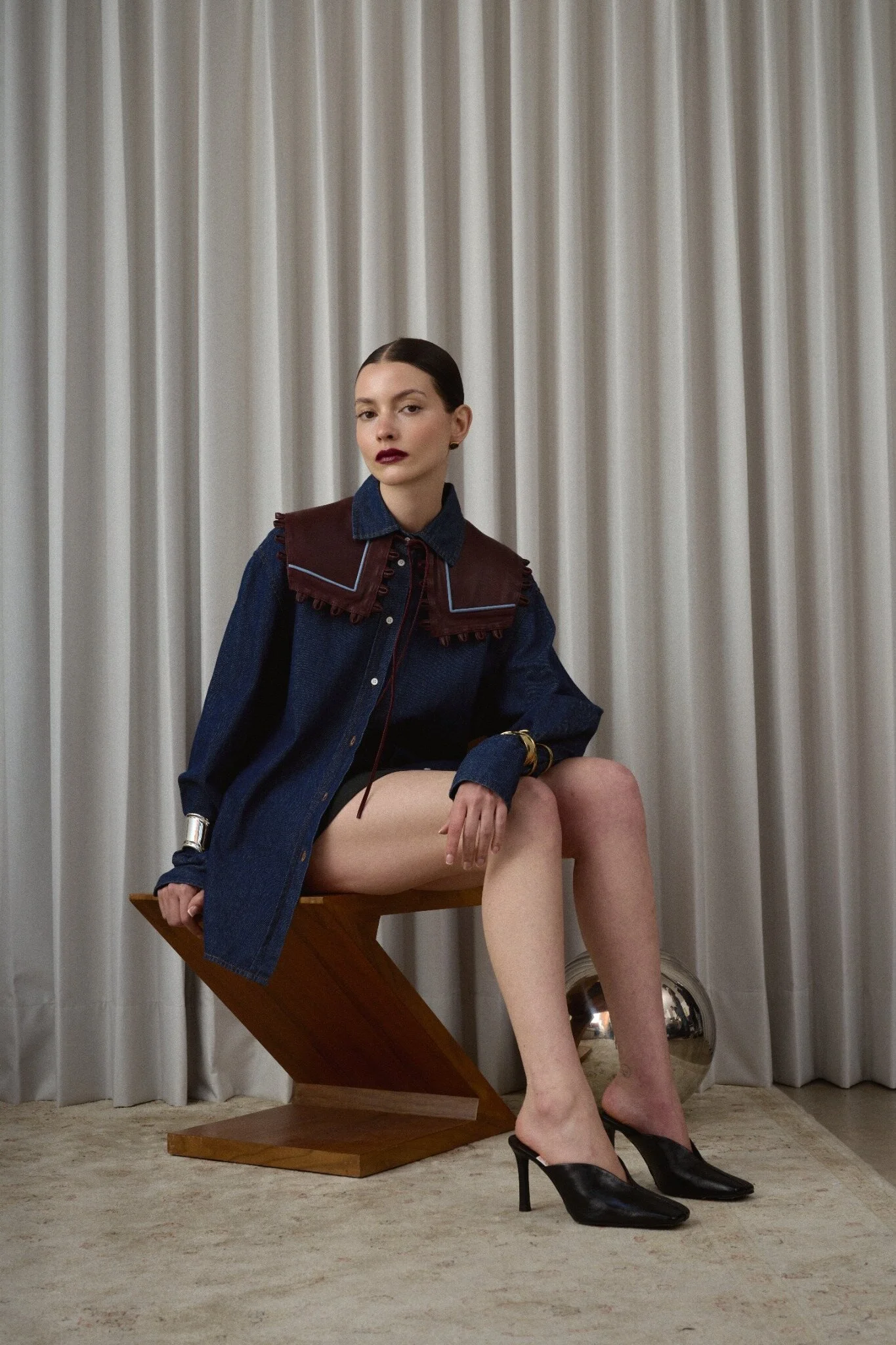 01_Leather_Collar_Red_Wine_Blue_Principal.jpg