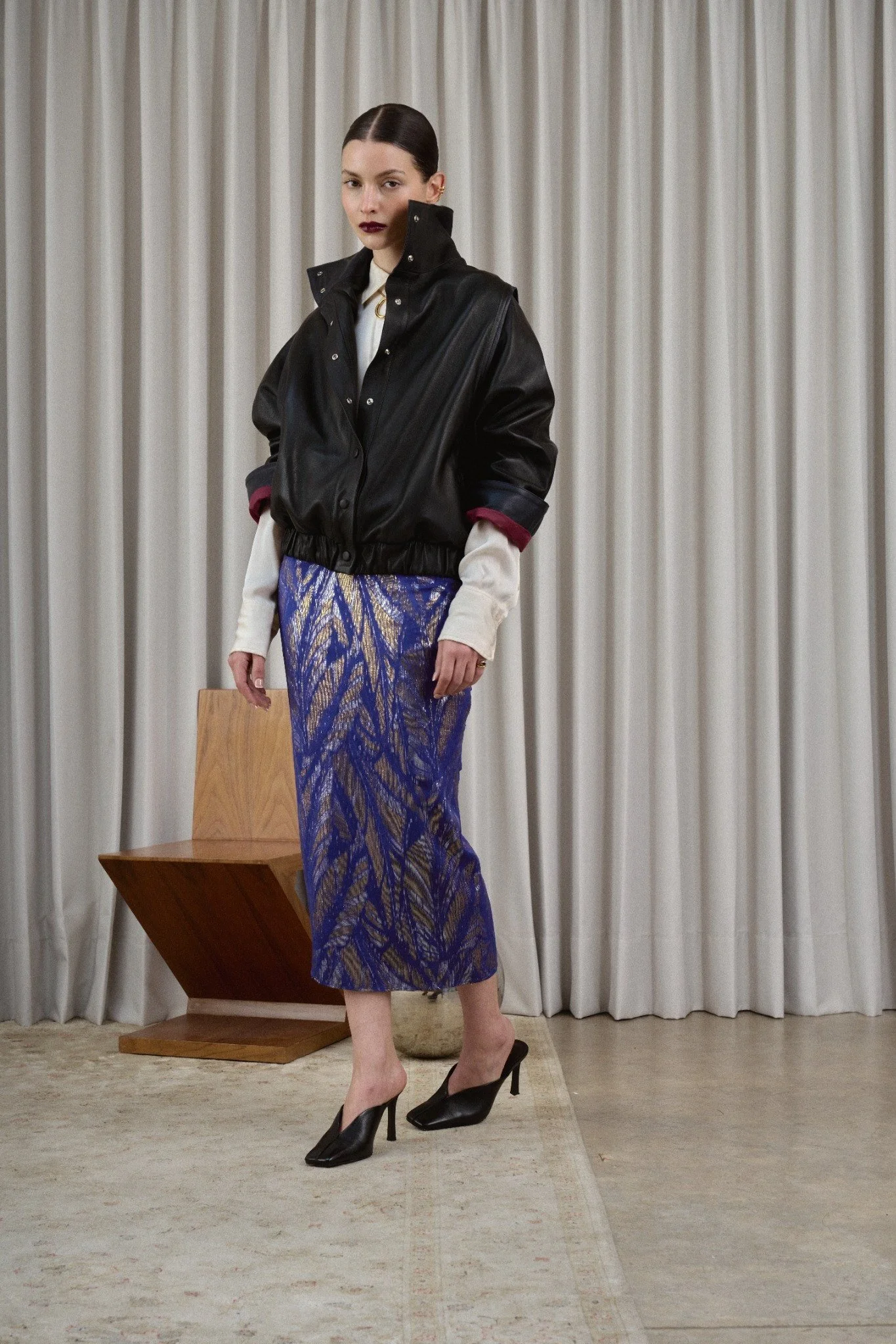 06_Carol_Bomber_Black_Navy_Styling.jpg