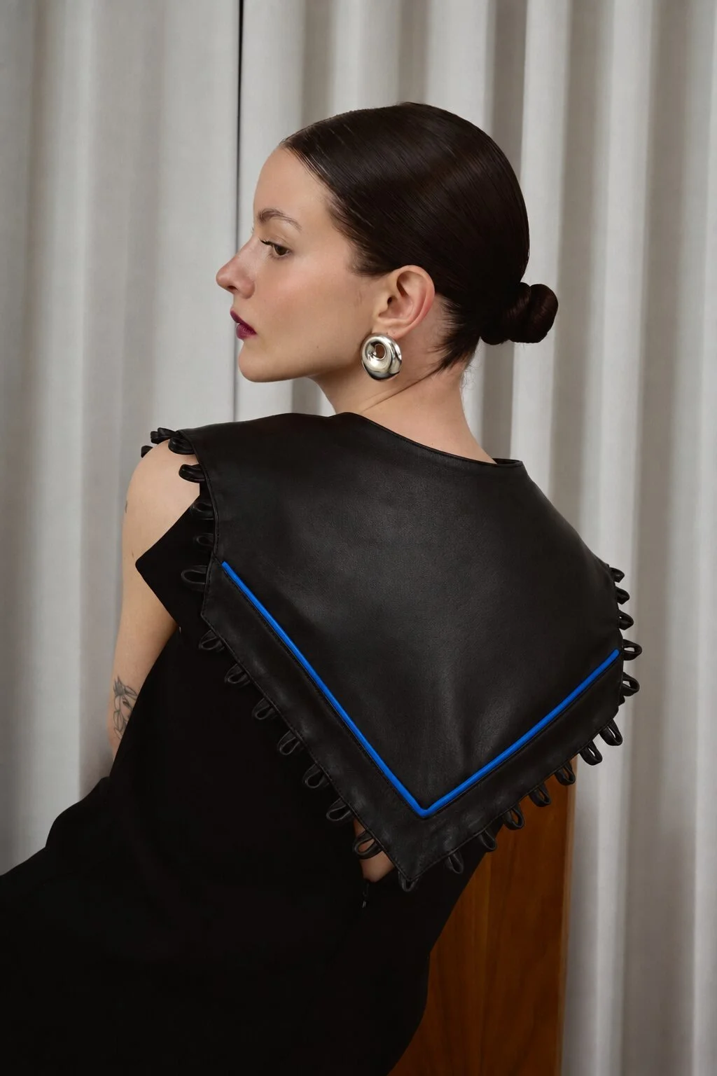 04_Leather_Collar_Black_Blue_Back_Retouched.jpg