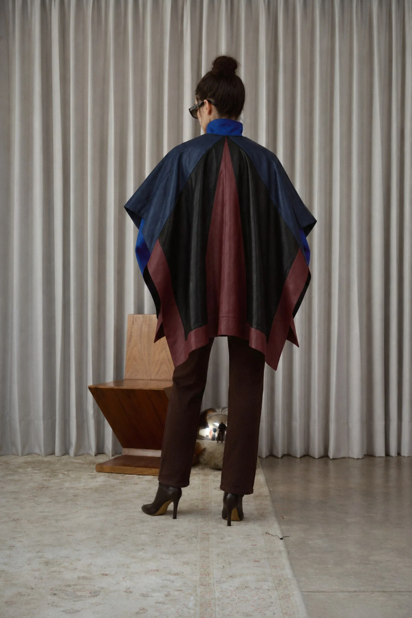 04_Poncho_Contorno_Deep_Navy_Black_Red_Wine_Back.jpg
