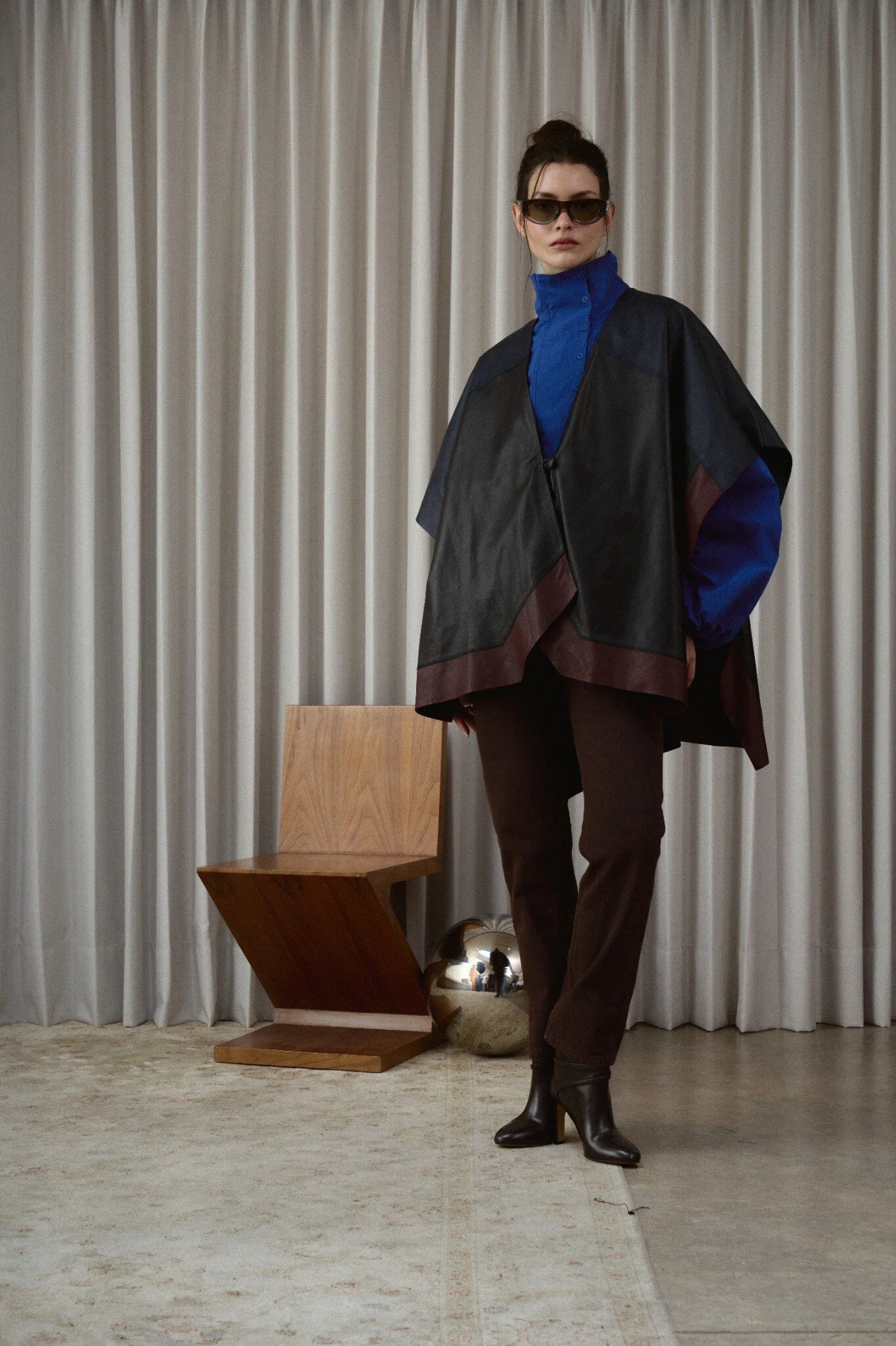 02_Poncho_Contorno_Deep_Navy_Black_Red_Wine_Front.jpg