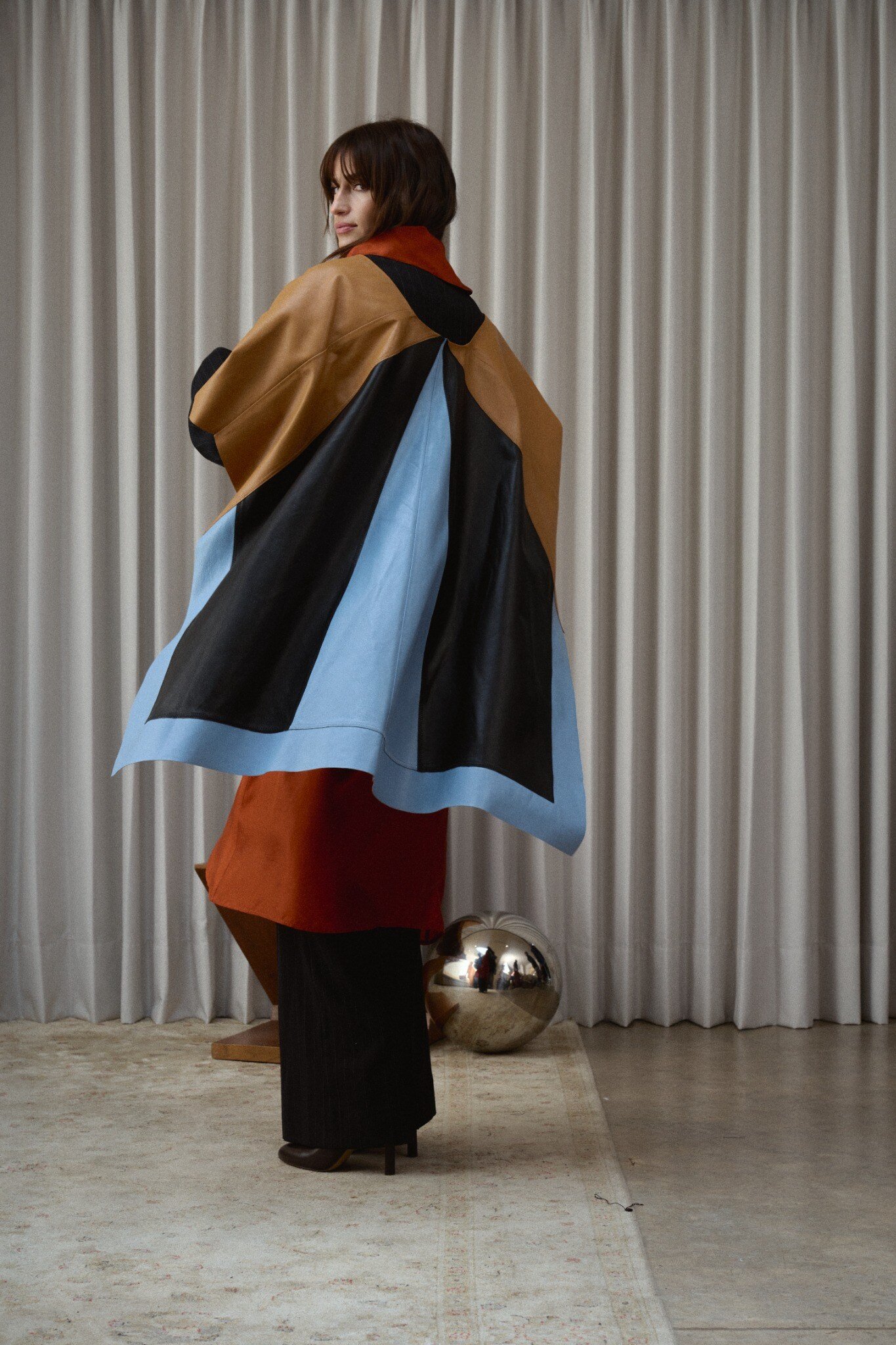 05_Poncho_Contorno_Honey_Black_Sky_Blue_Editorial.jpg