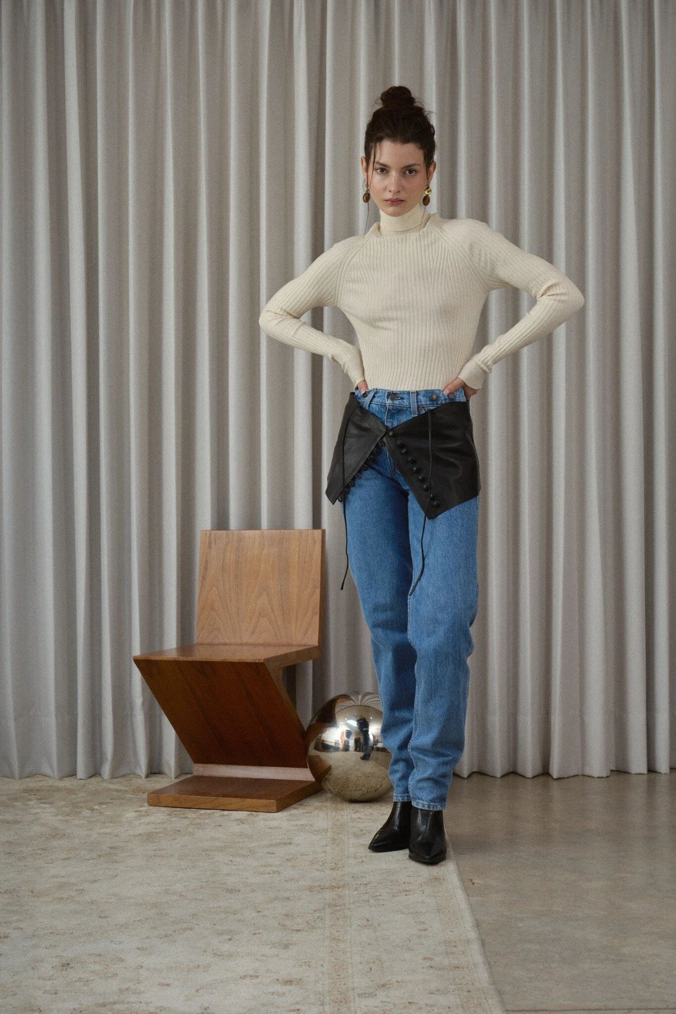07_Judy_Top_Black_Styling.jpg