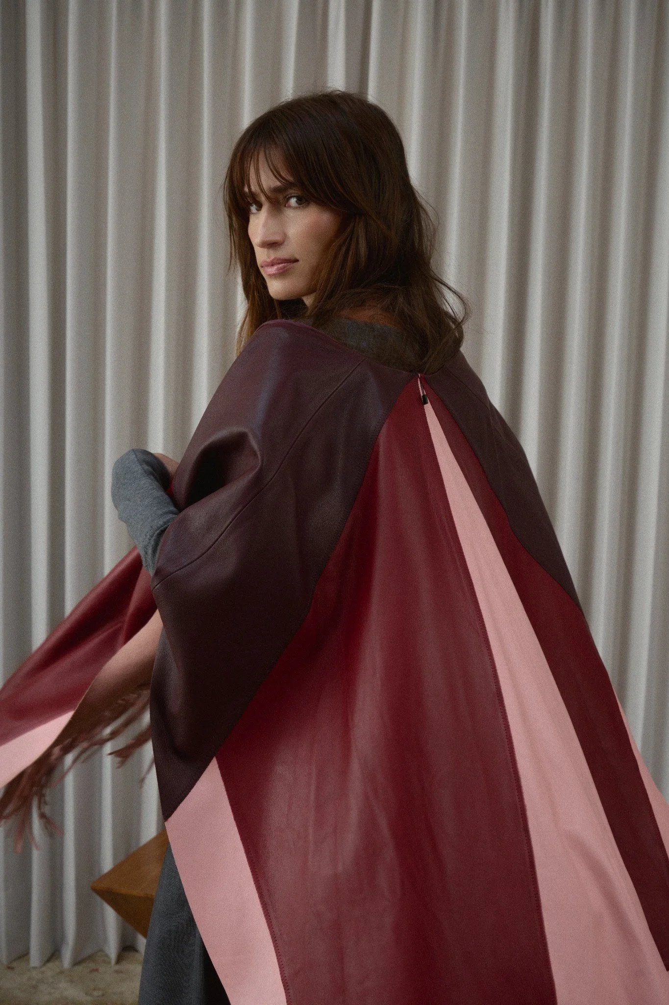 01_Poncho_Contorno_Wine_Burnt_Red_Light_Pink_Principal.jpg