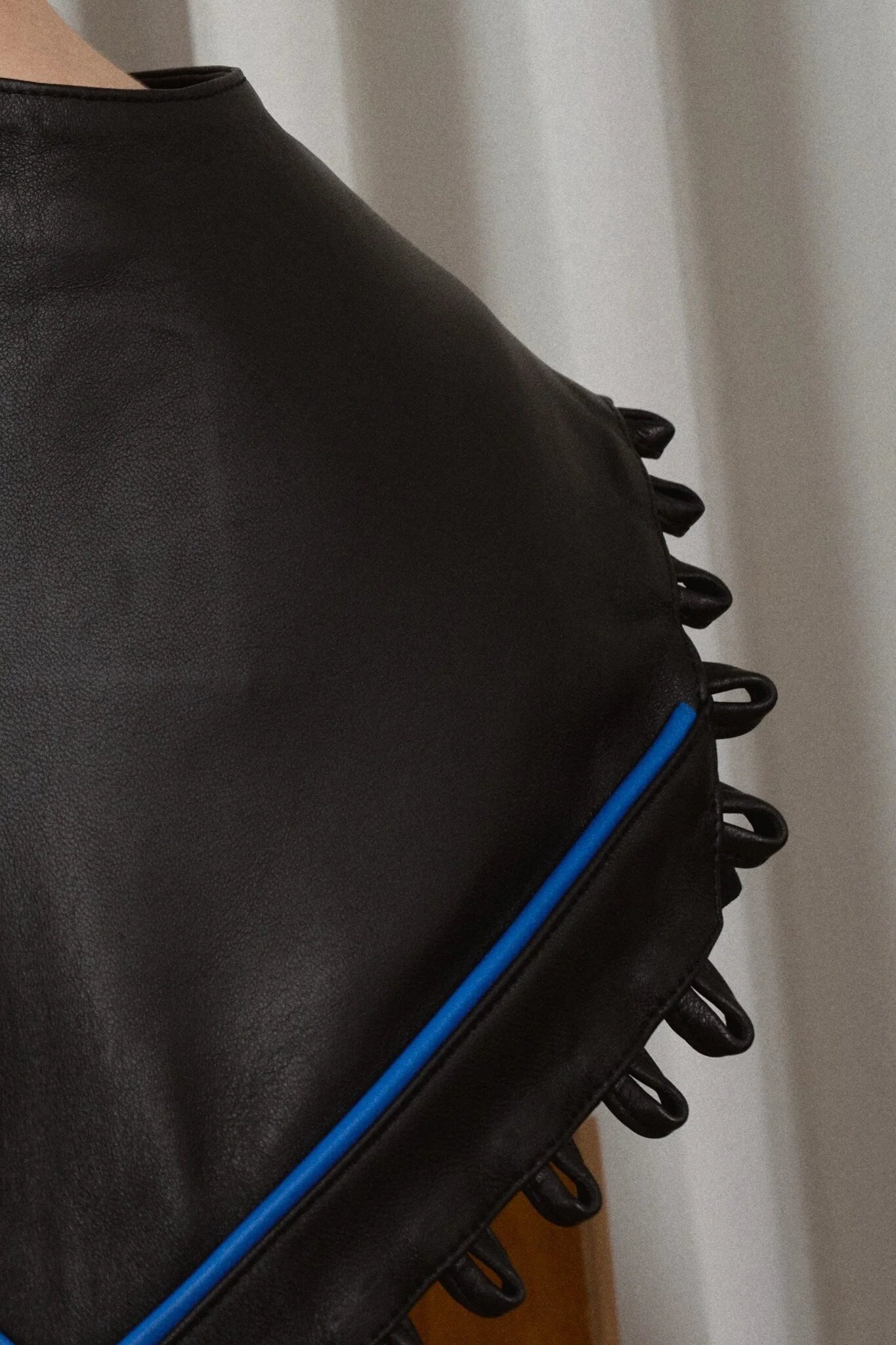 05_Leather_Collar_Black_Blue_Detail.jpg