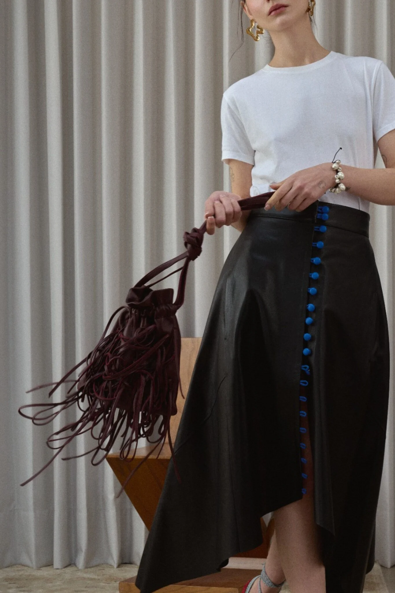 02_Morralito_Bag_Red_Wine_Long_Straps_Handheld.jpg