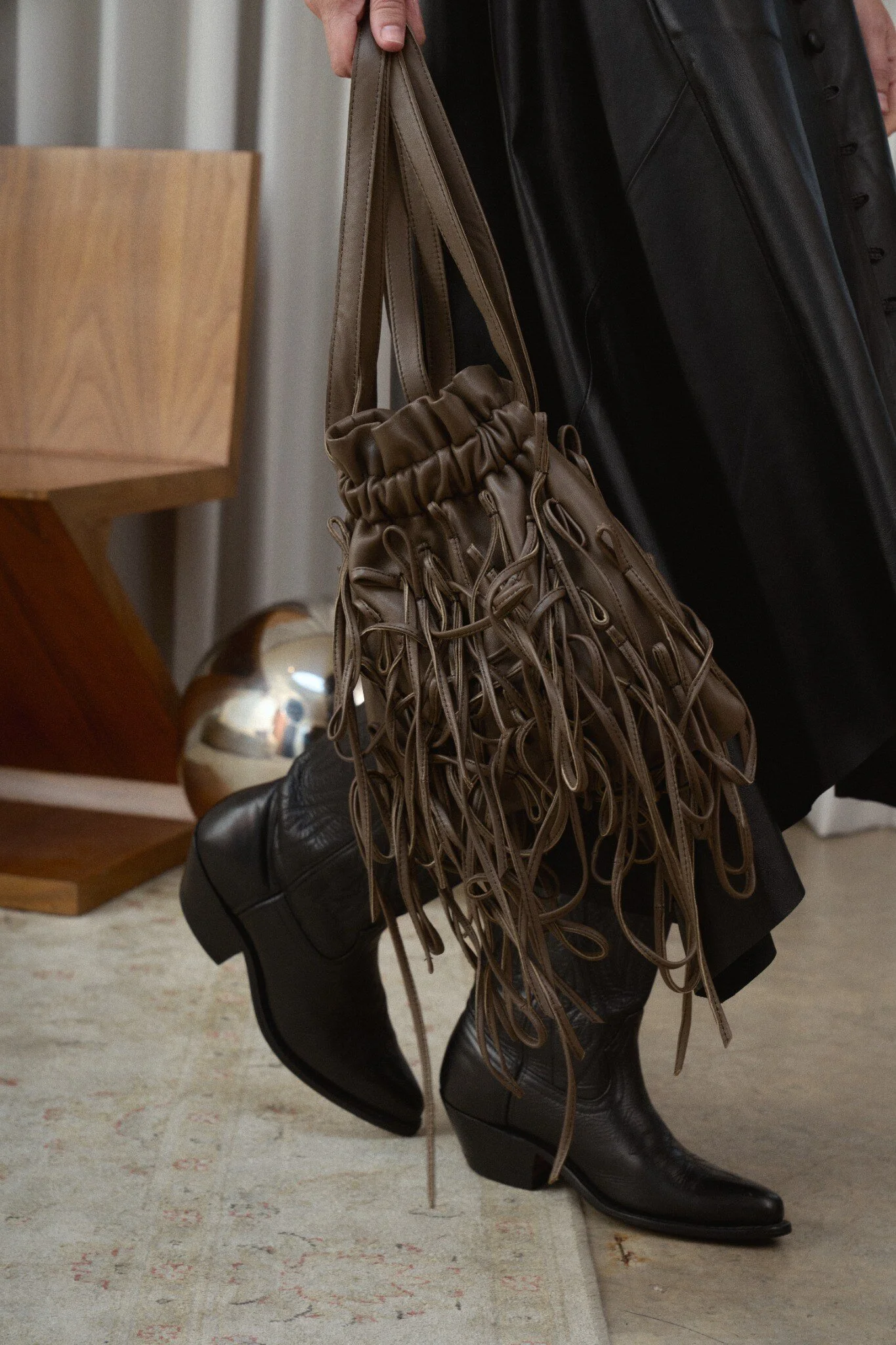 04_Morralito_Bag_Taupe_Army_Styling_Detail.jpg