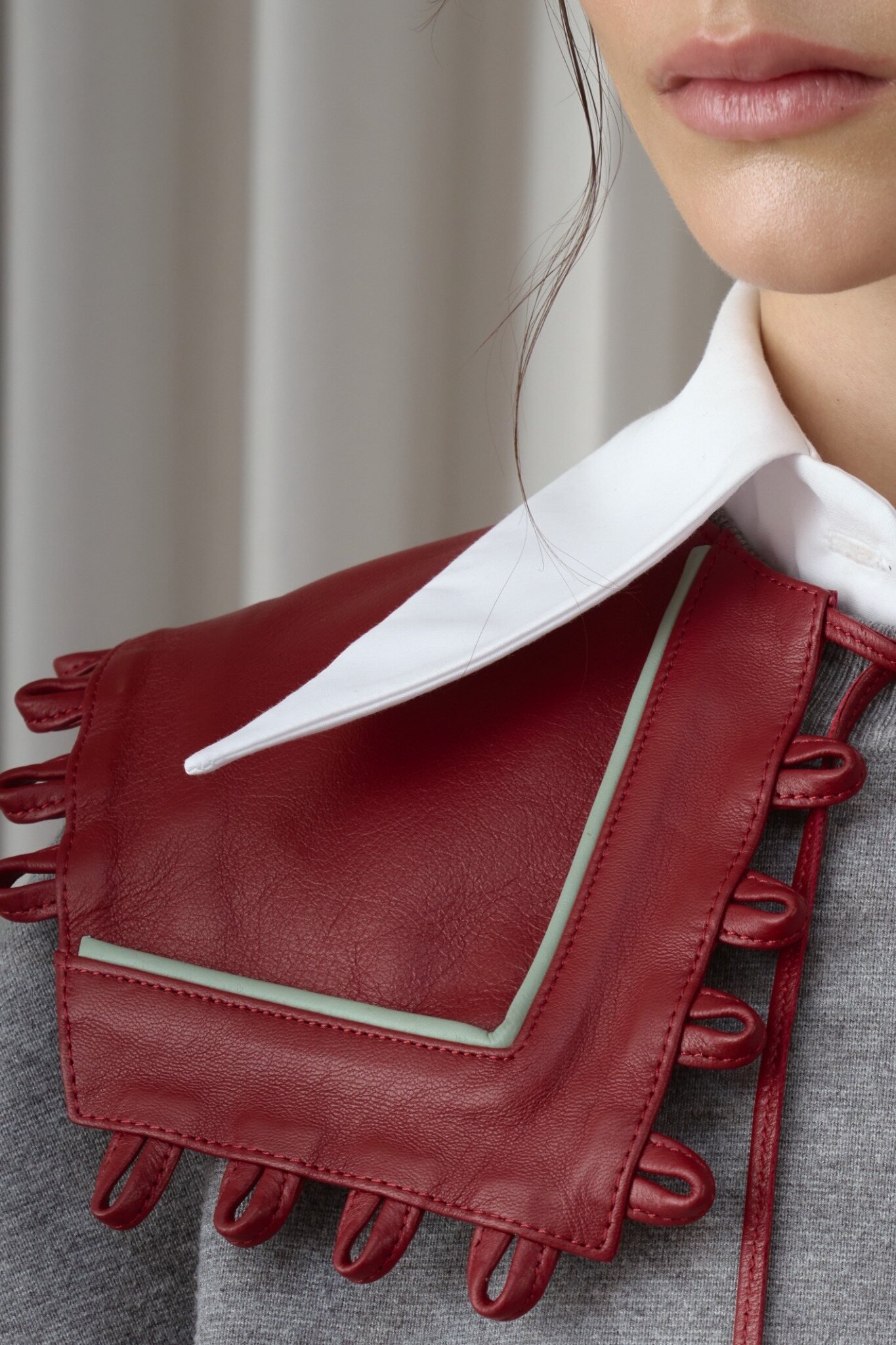 05_Leather_Collar_Red_Mint_Detail.jpg