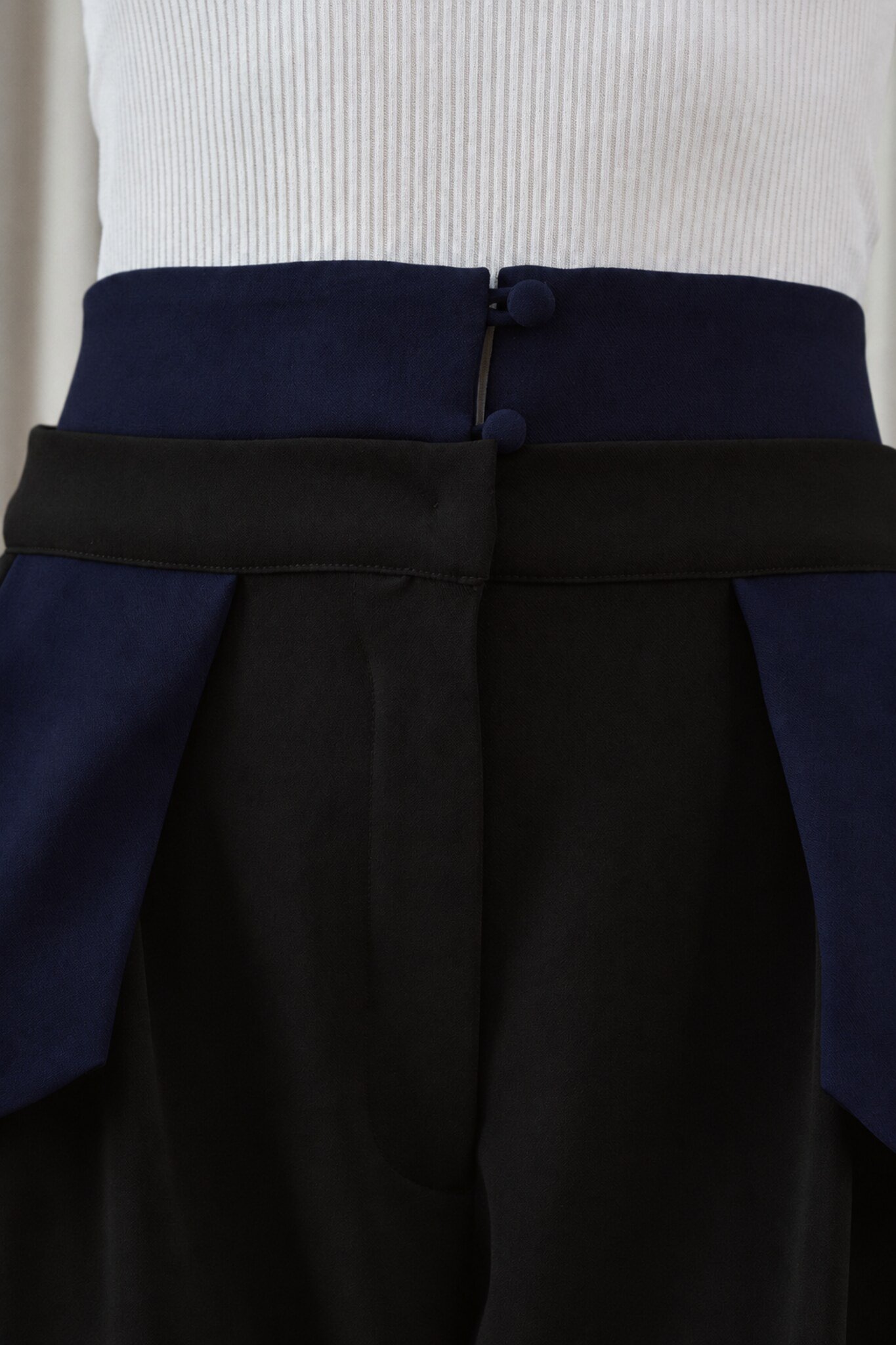05_Double_Waistband_Pants_Black_Navy_Blue_Detail.jpg