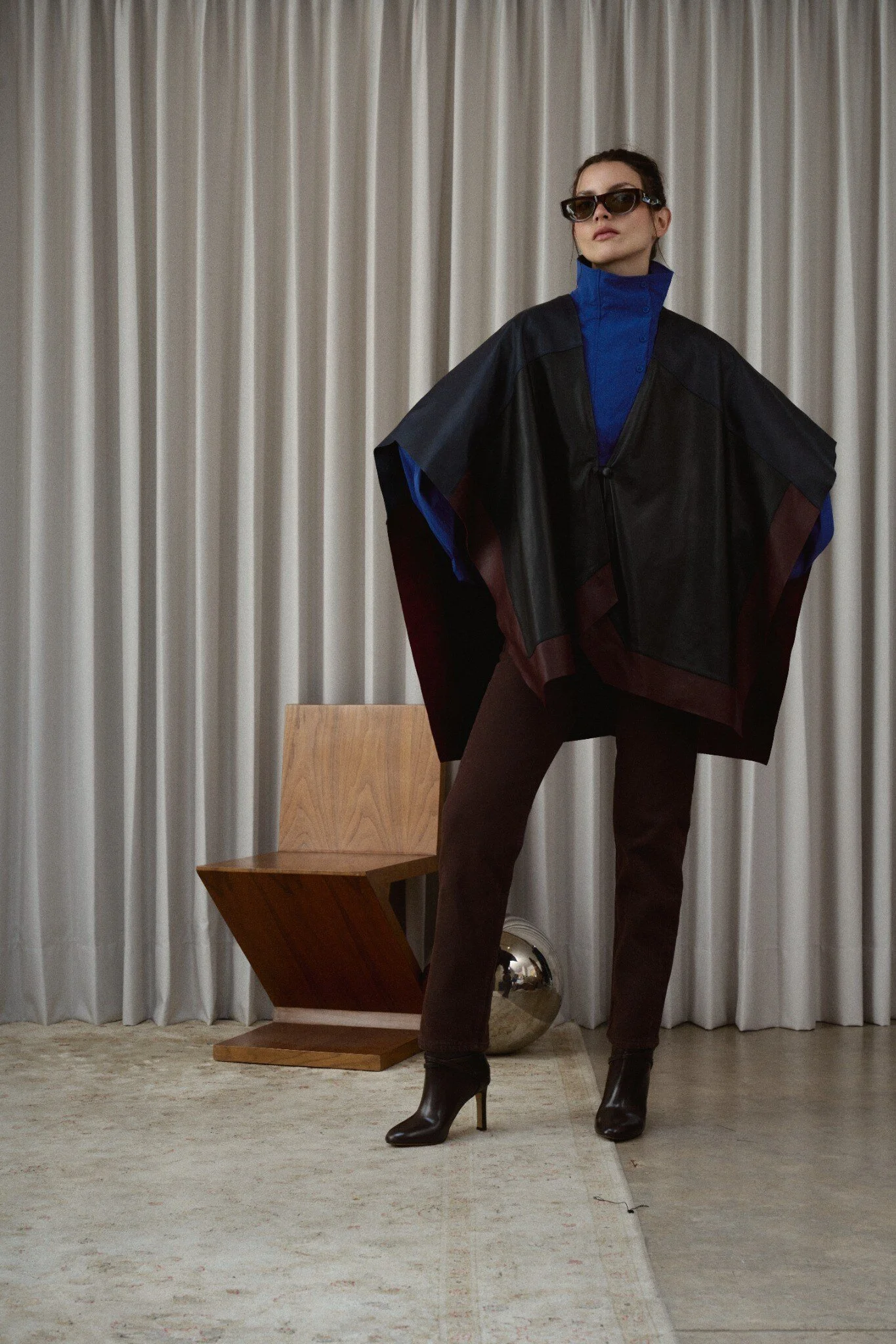 01_Poncho_Contorno_Deep_Navy_Black_Red_Wine_Principal.jpg