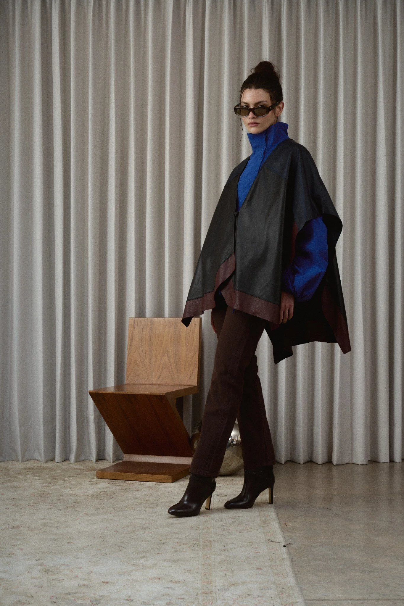 03_Poncho_Contorno_Deep_Navy_Black_Red_Wine_Side.jpg