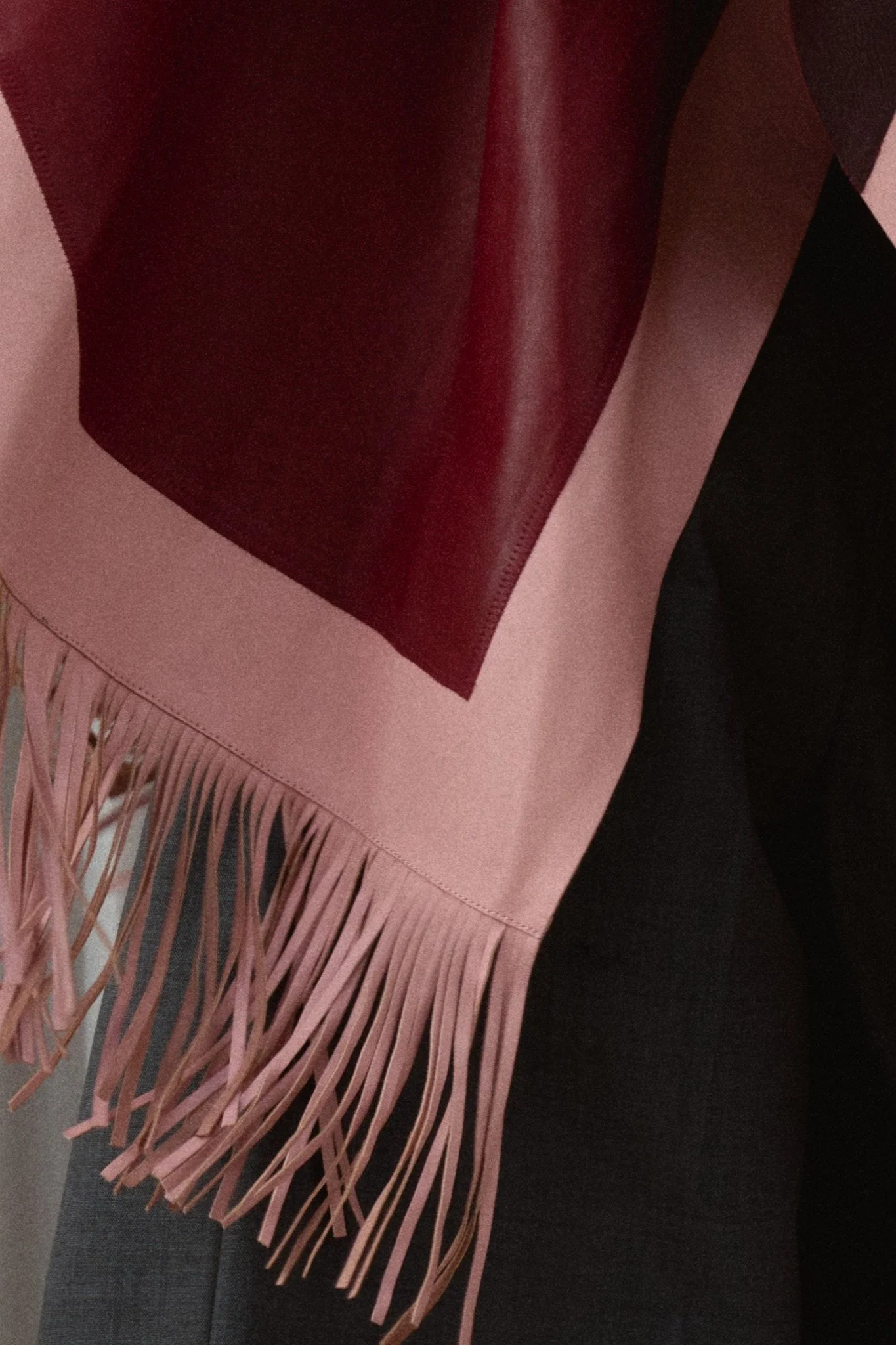 05_Poncho_Contorno_Wine_Burnt_Red_Light_Pink_Detail.jpg