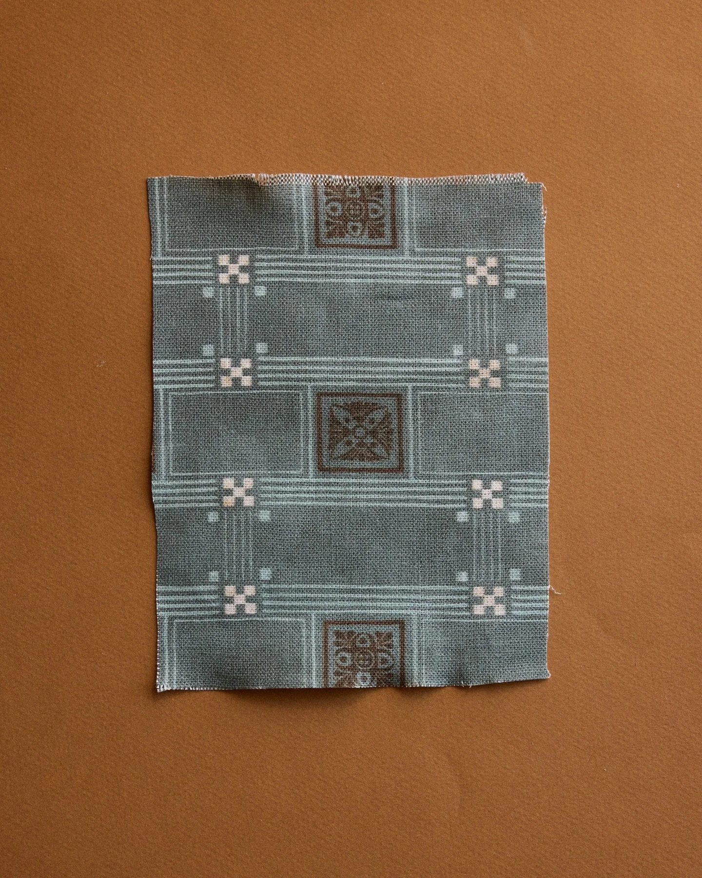 Labyrinthine
[Fabric]

Geometric and delicate, an invitation to wander the course.