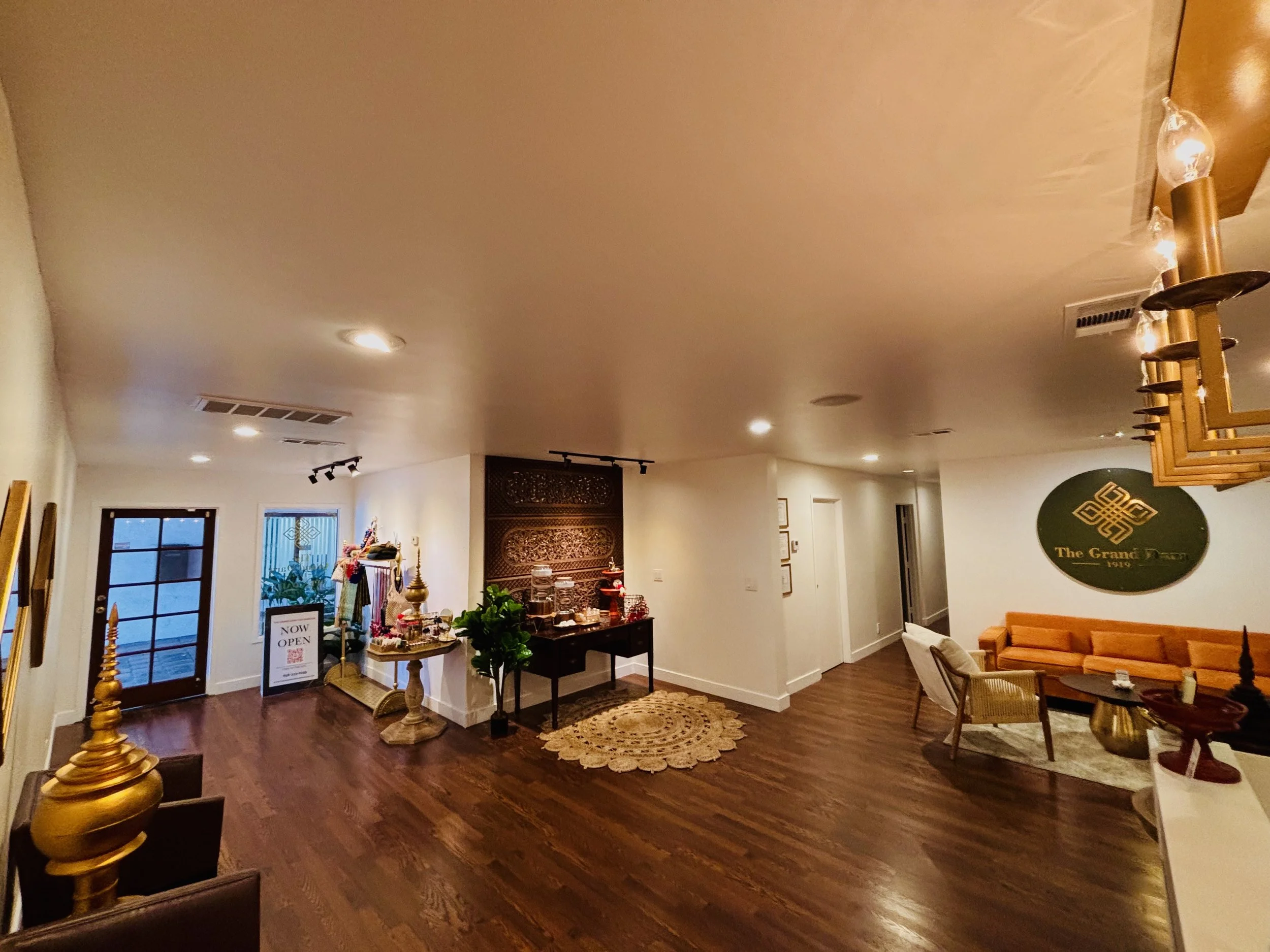 Couples enjoying a peaceful massage experience at The Grand Dara Thai Massage, the top-rated spa in San Diego near La Jolla. Pacific beach ,San Diego