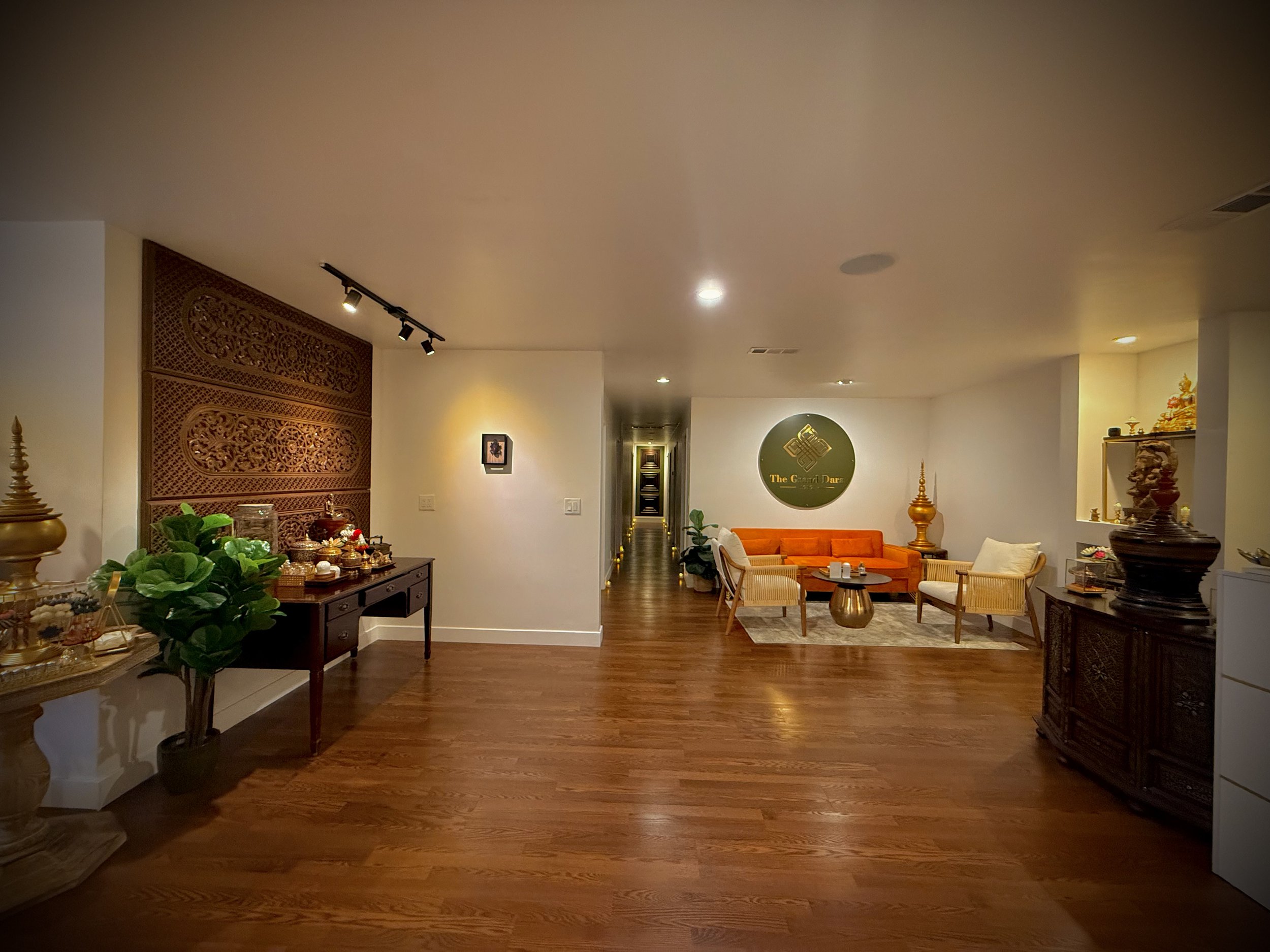 Couples enjoying a peaceful massage experience at The Grand Dara Thai Massage, the top-rated spa in San Diego near La Jolla. Pacific beach, San Diego 