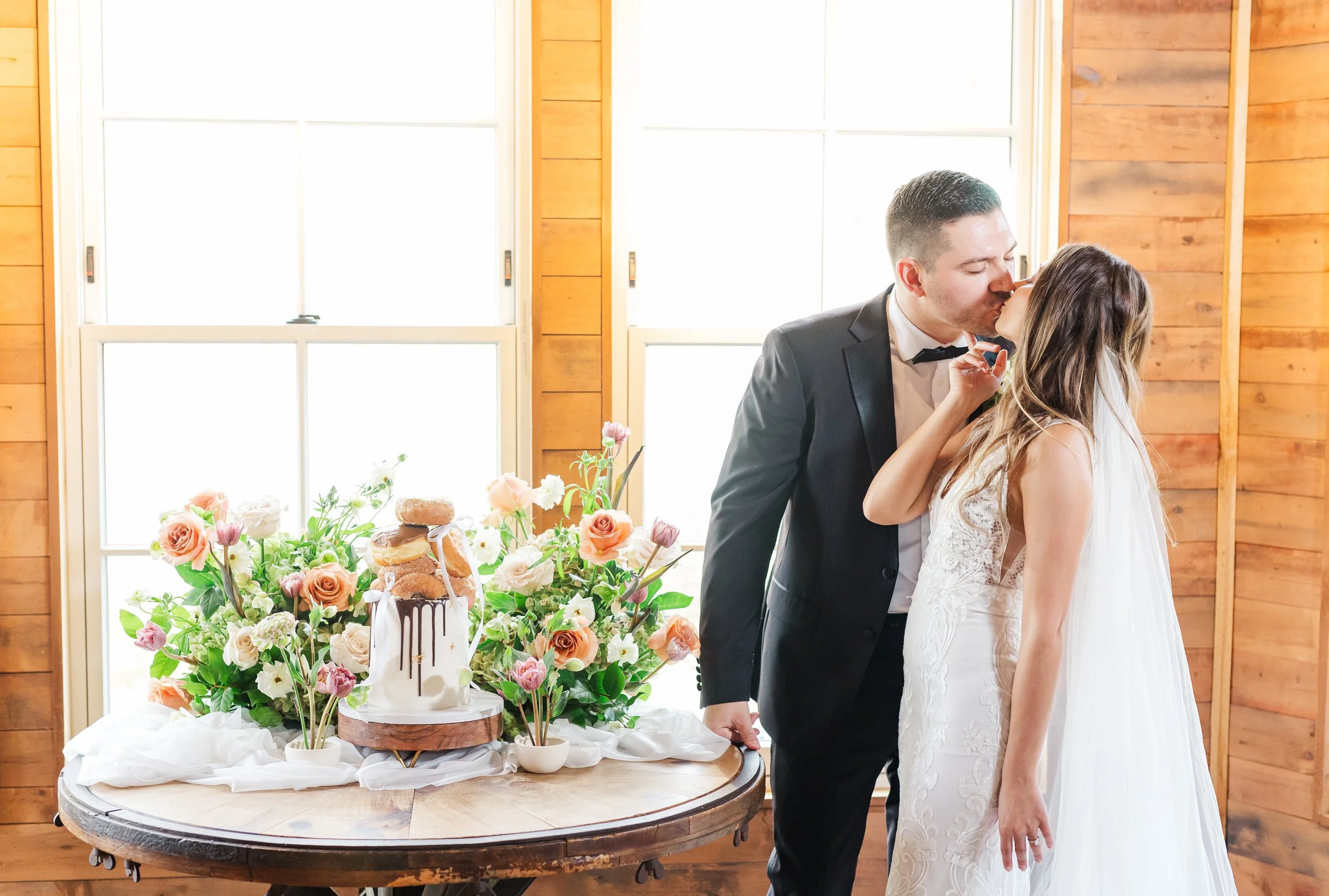 Defiance Hall Wedding Cake