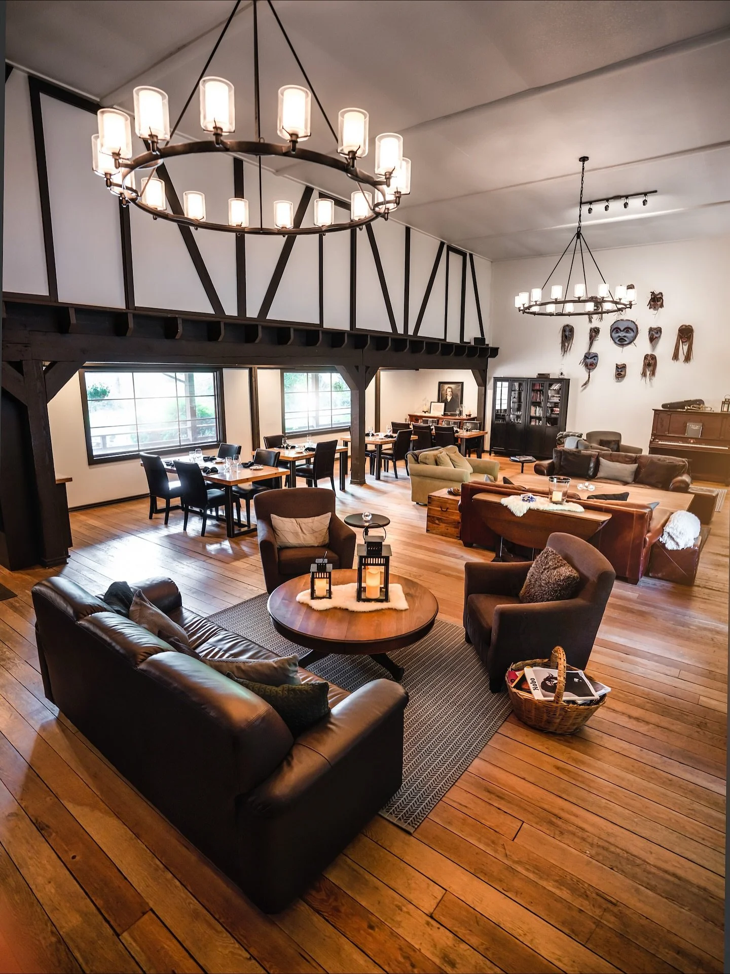 “Wilderness Luxury” at Tweedsmuir Park Lodge. 
At this lodge, @bellacoolahelisports offers an elevated lodging experience, and also an expert program. At this lodge guests dine at one big long table, family style. 
The skiing? Experienc