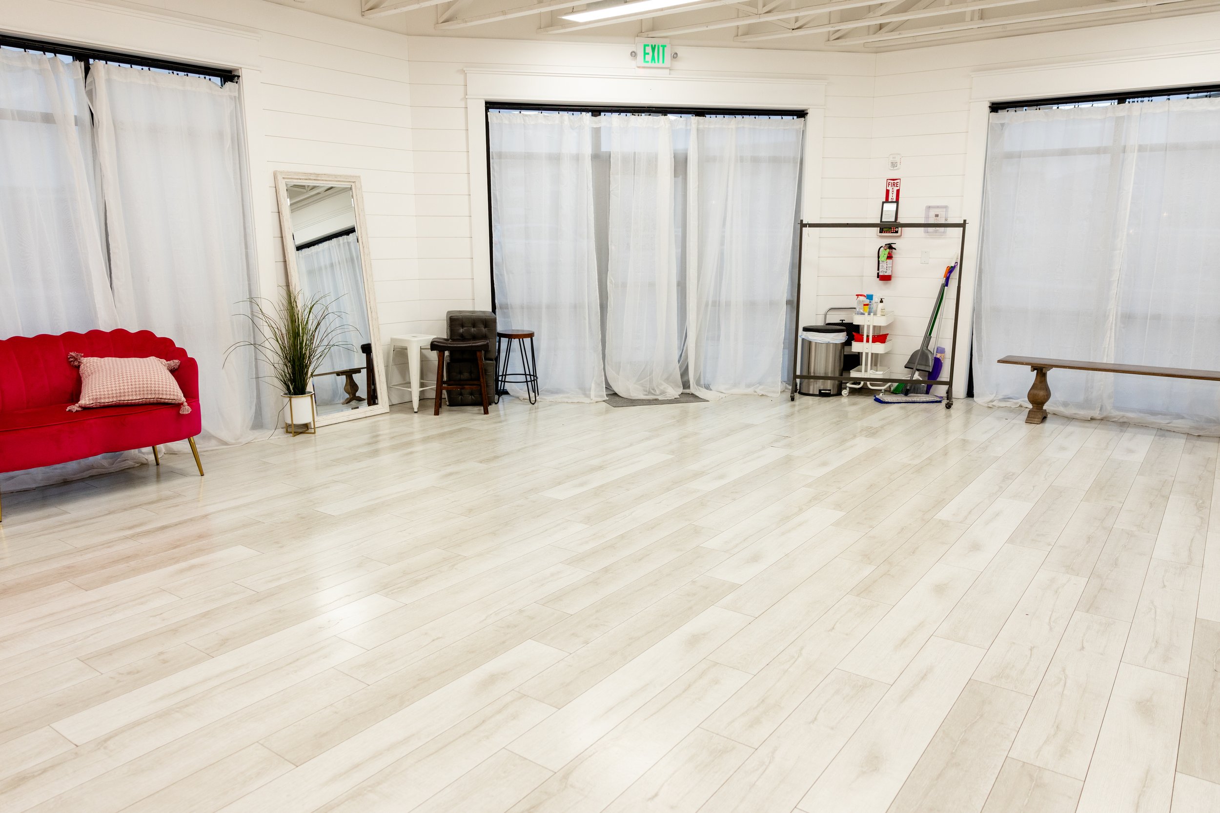 Studio A at Varsa Studios features an open floor plan with movable furniture and props, giving photographers complete creative control. Whether you are booking a newborn session, family session, branding shoot, senior portraits, or content day, this 
