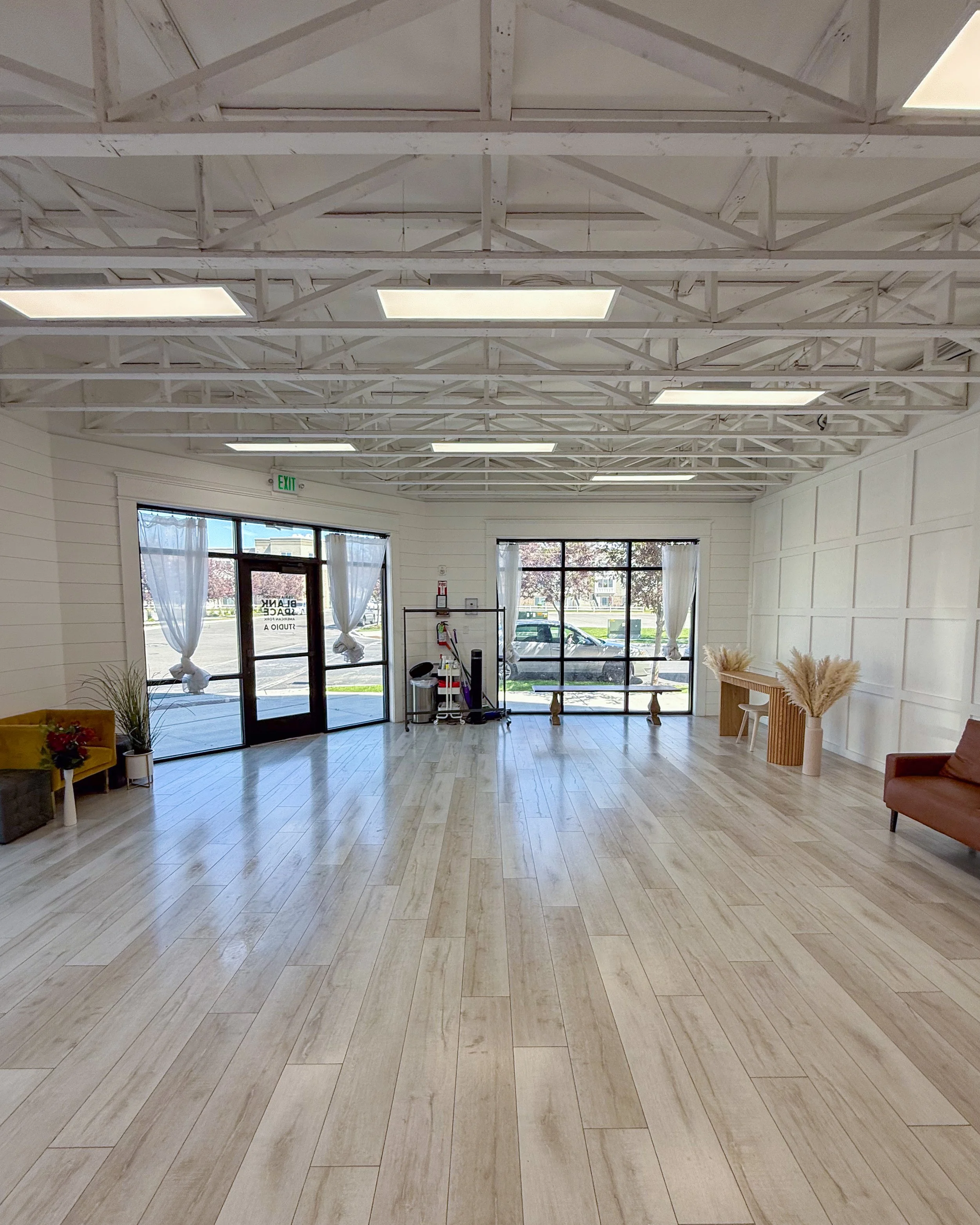 Studio A at Varsa Studios features an open floor plan with movable furniture and props, giving photographers complete creative control. Whether you are booking a newborn session, family session, branding shoot, senior portraits, or content day, this 