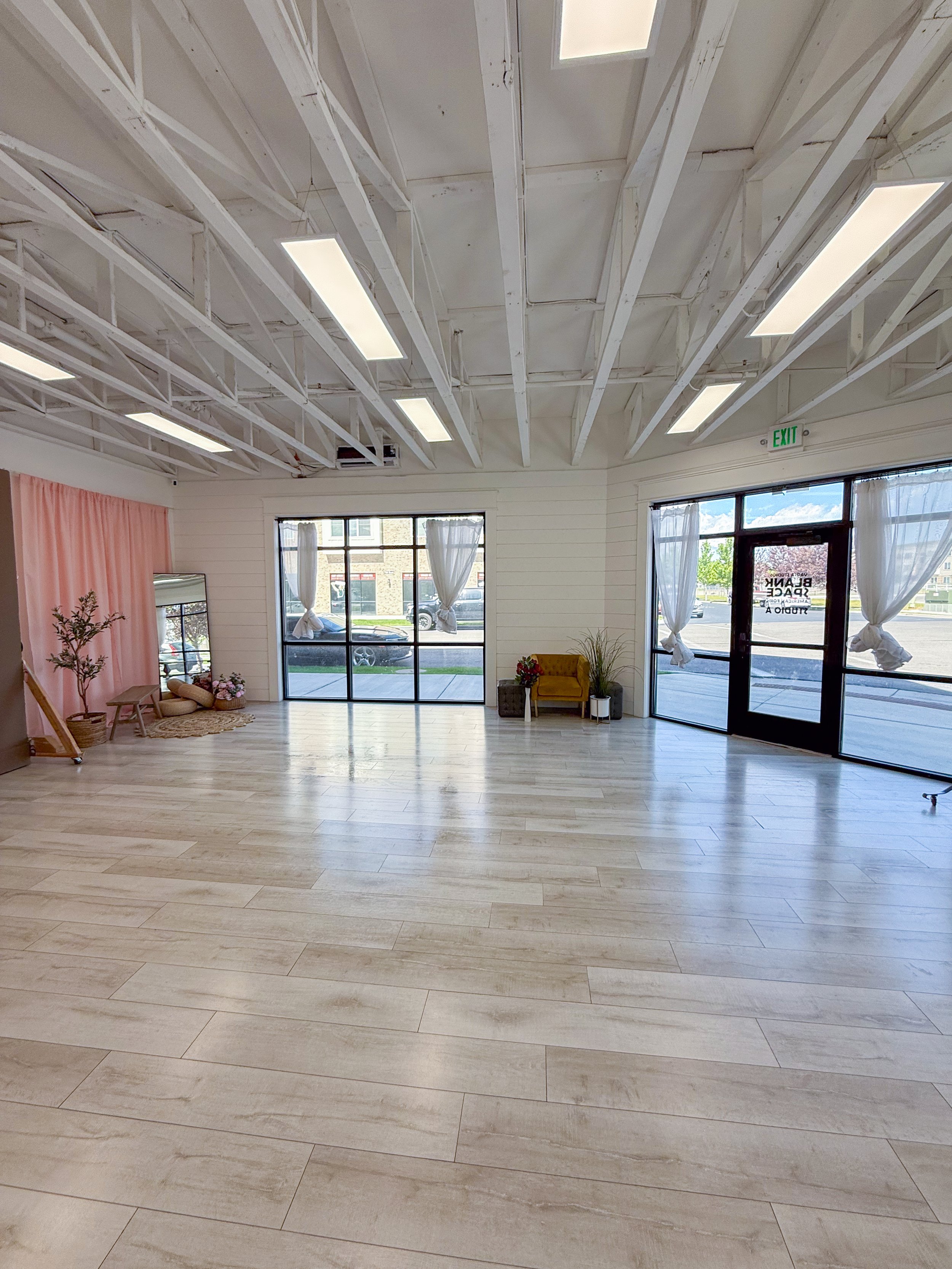 This corner of Studio A highlights our natural light windows paired with bold seating options for lifestyle photography and branding sessions. The soft curtains diffuse light beautifully, making it a favorite for content creators and photographers se