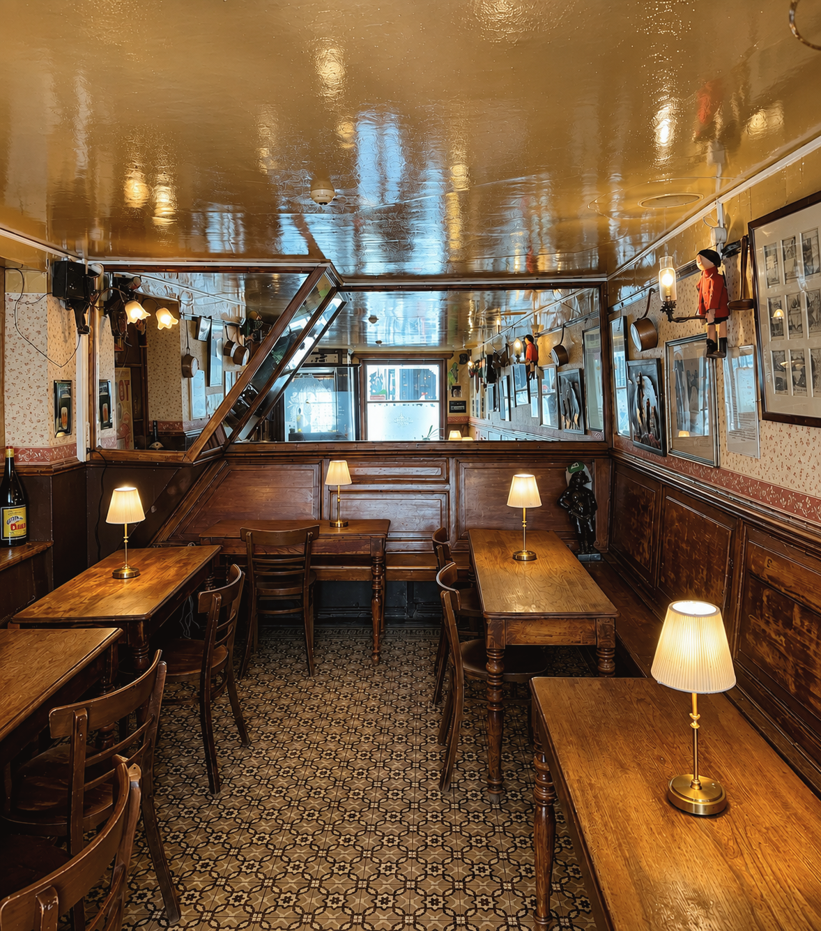 Traditional Belgian tavern atmosphere at In ’t Spinnekopke in Brussels