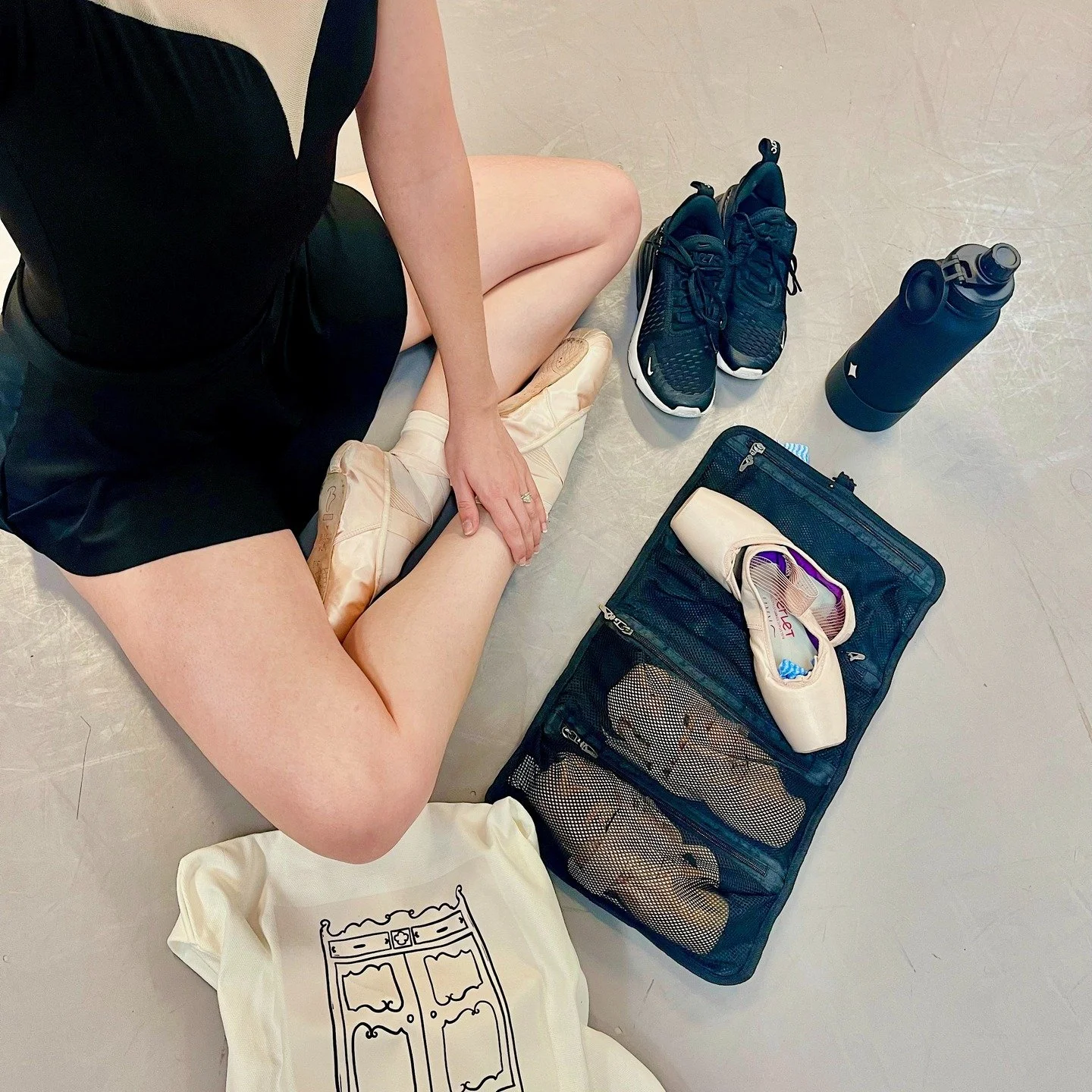 Studio Moments 🖤
For dancers &amp; Dreamers 🩰
What is your favorite between class activity?