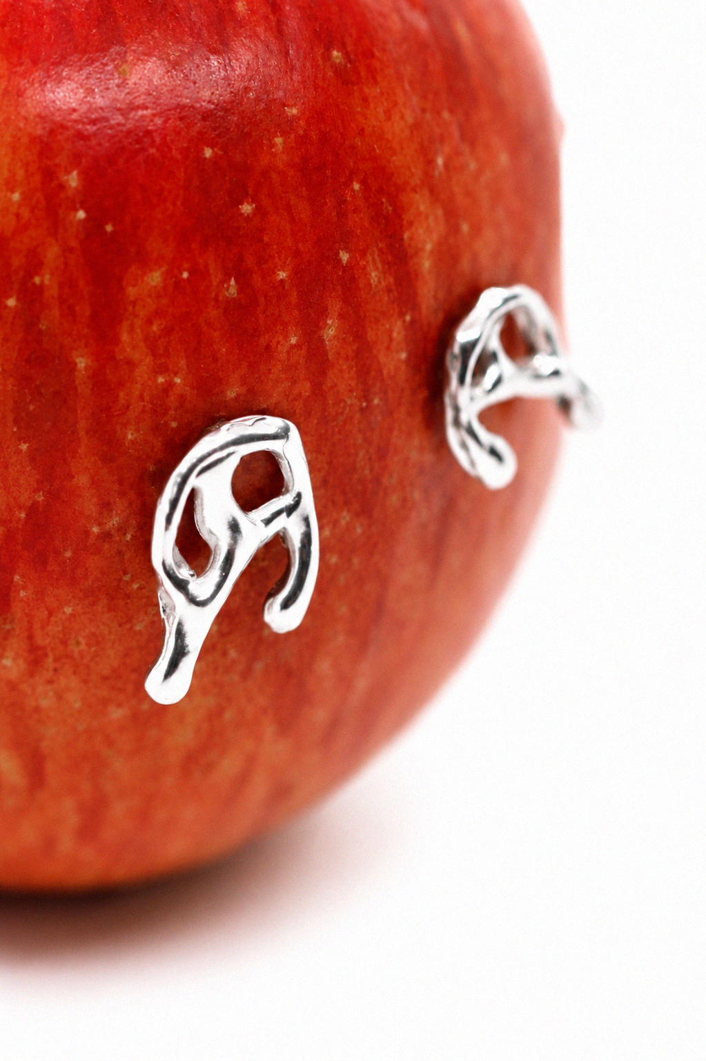 organic-sterling-silver-ear-cuff-on-lime-closeup.png