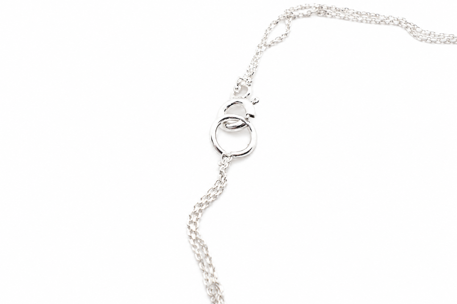 silver-necklace-clasp-detail-close-up.png