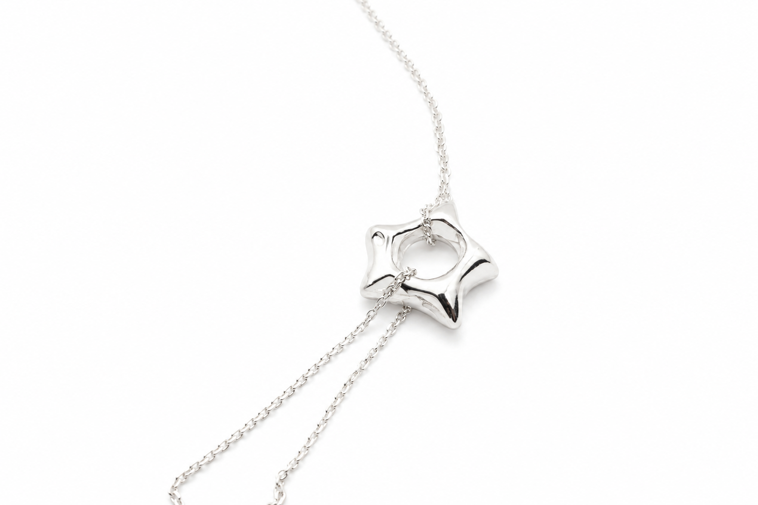 silver-star-pendant-necklace-close-up.png