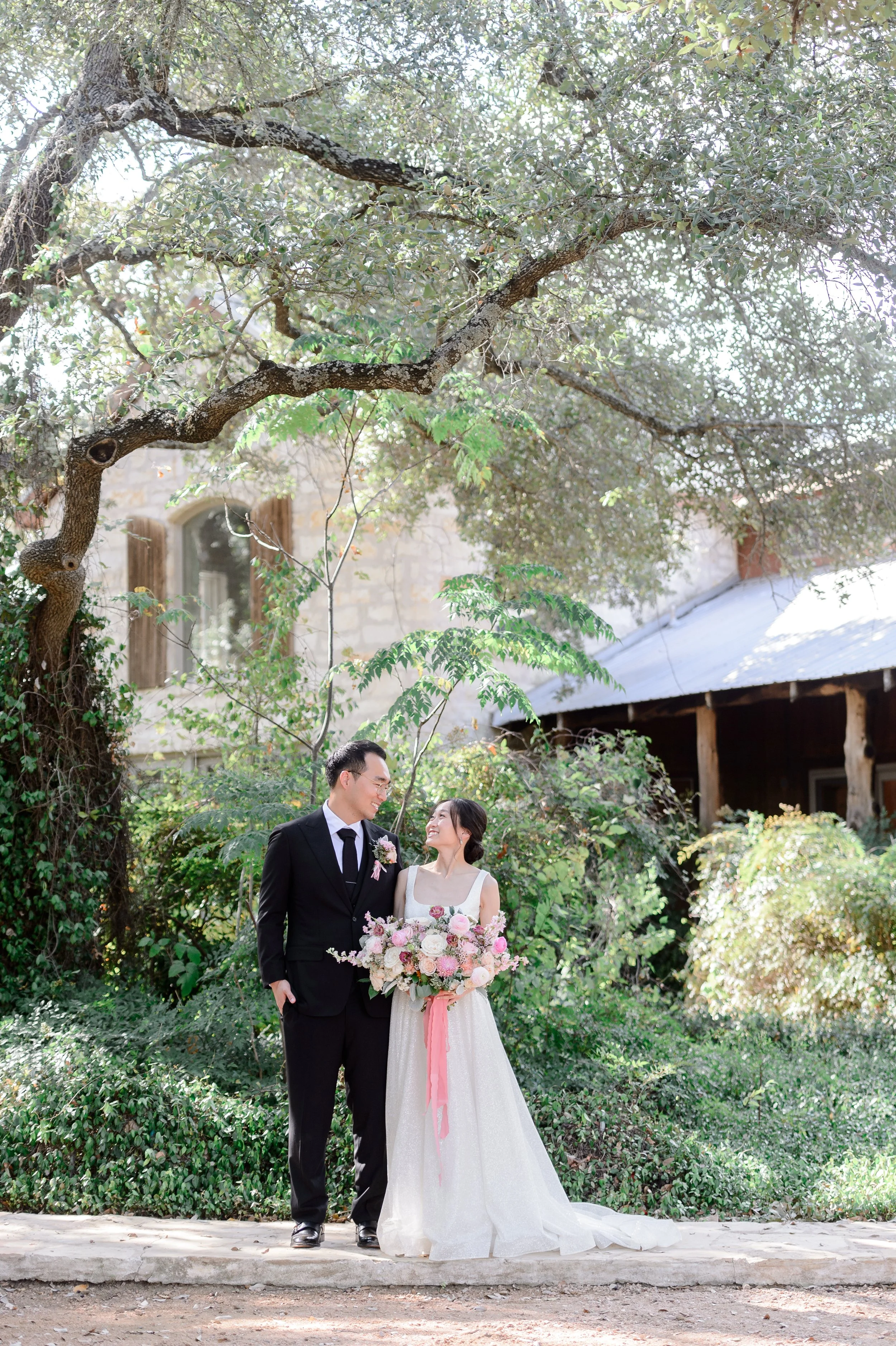 Hudson Bend Ranch Courtyard Outdoor Wedding Photography