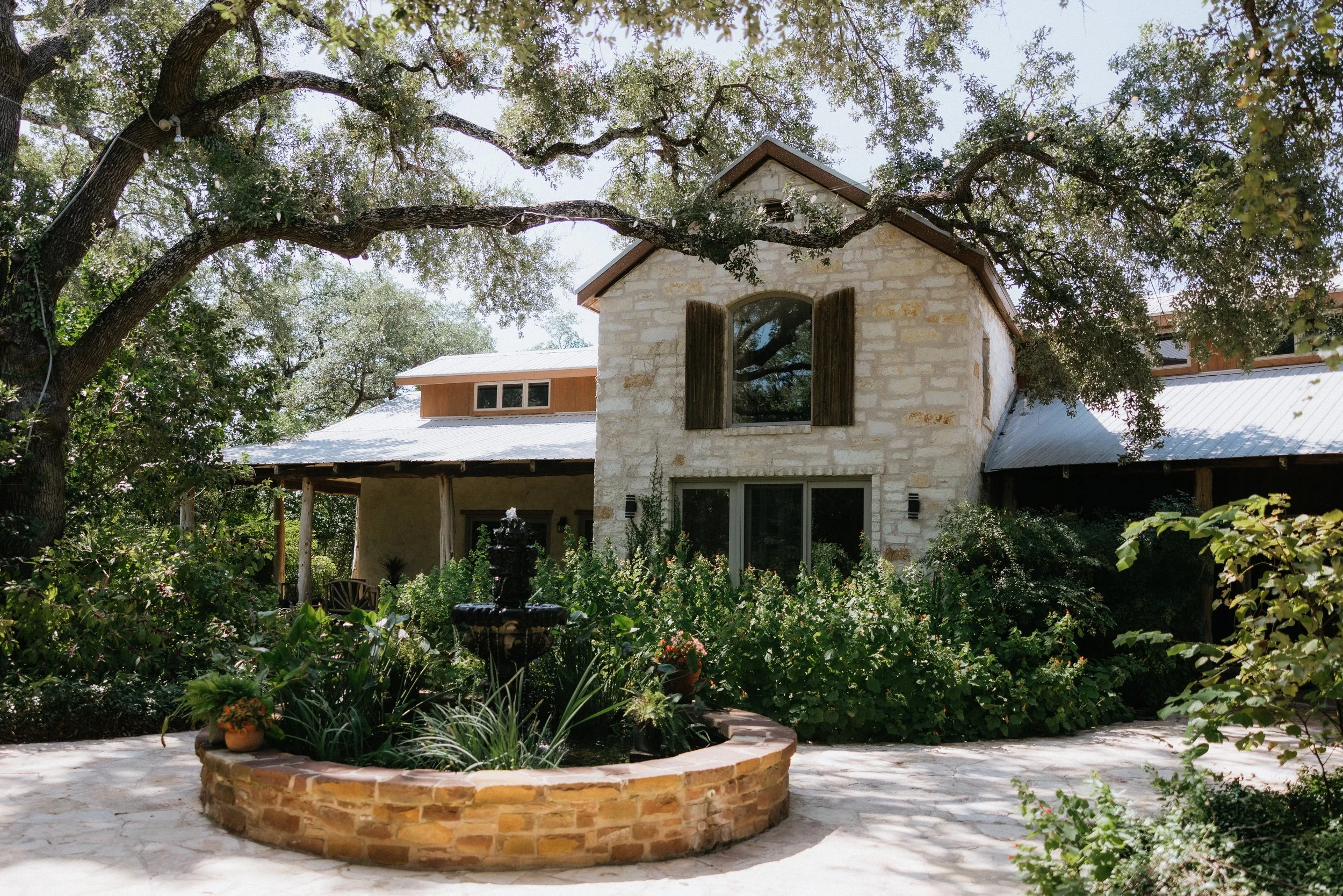 Hudson Bend Ranch Courtyard Outdoor Wedding Photography Austin