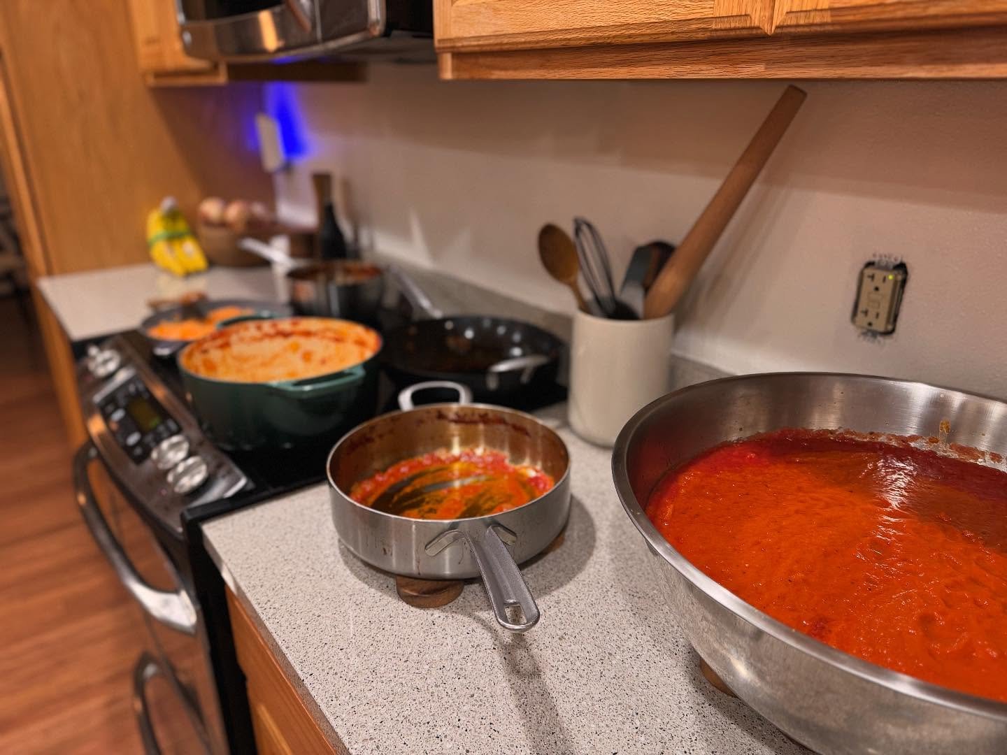 🍝 It was a meatballs and homemade tomato sauce kind of day &mdash; the kind where every pot and pan comes out, the kitchen smells amazing, and somehow there was even more than what fit into our meal swap containers (not that we&rsquo;re complaining 