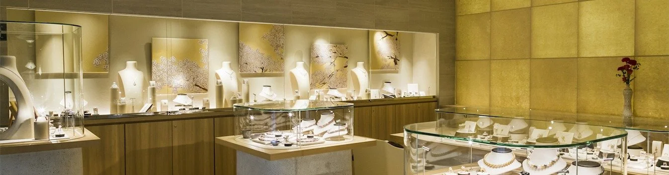 宝石店の店内、宝石とジュエリーがガラスケースに展示されている。ROCCA京都北山店