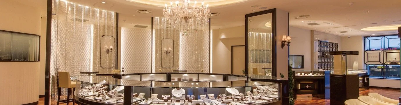 高級ジュエリーショップ店内、ガラスケースに宝石やアクセサリー展示。ROCCA福岡天神店