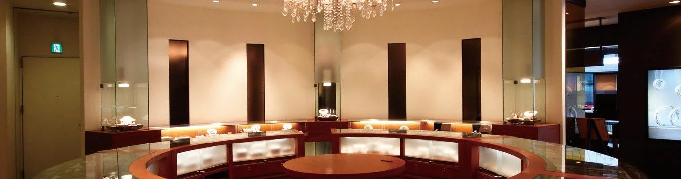 高級時計のショーケースが並ぶ店内の様子。ガラスケースの中に時計が飾られ、照明が照らしている。ROCCA鹿児島店