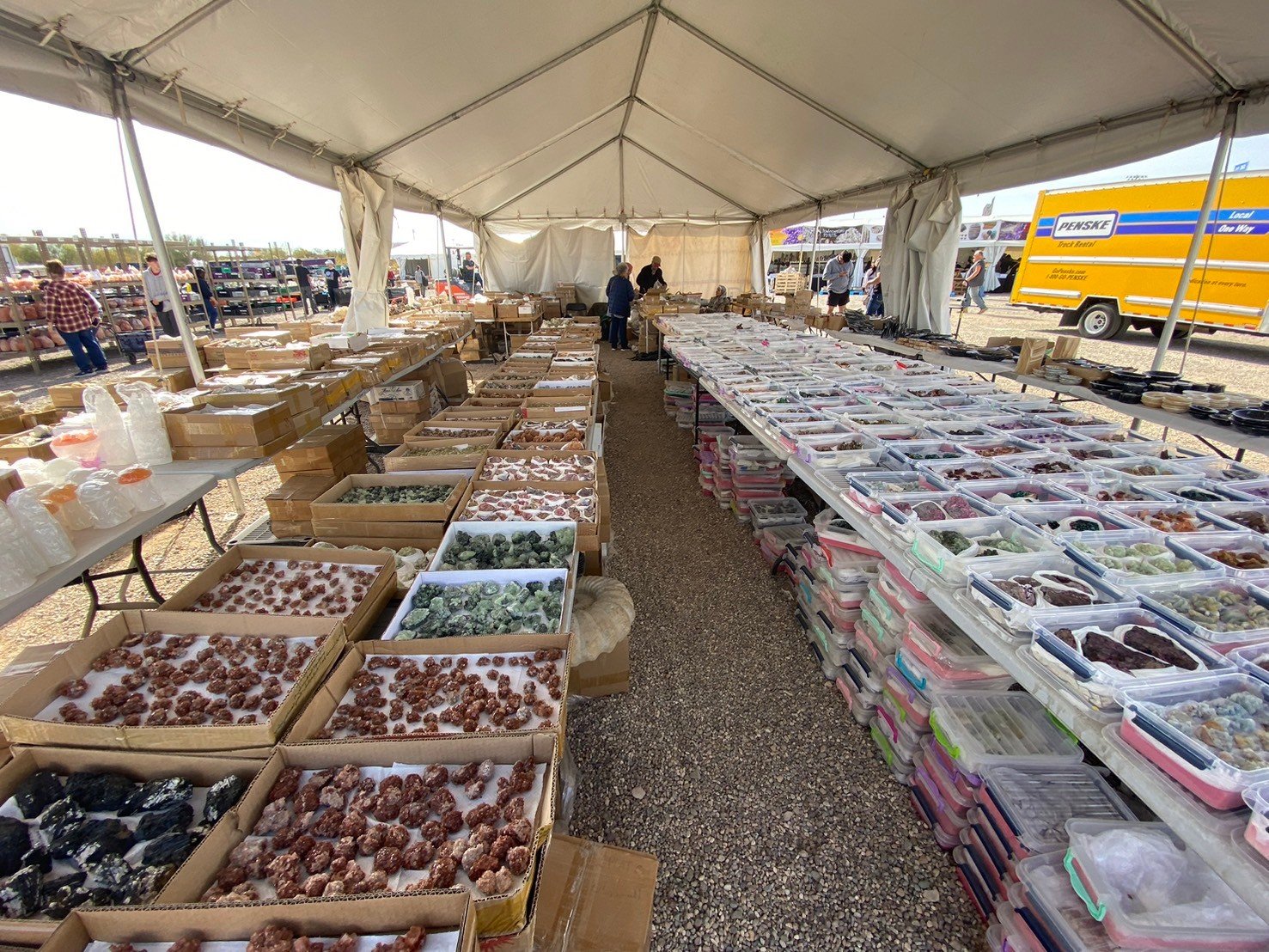 屋外のマーケットで様々な種類のトリュフと石を展示しているブース。ファインミネラル