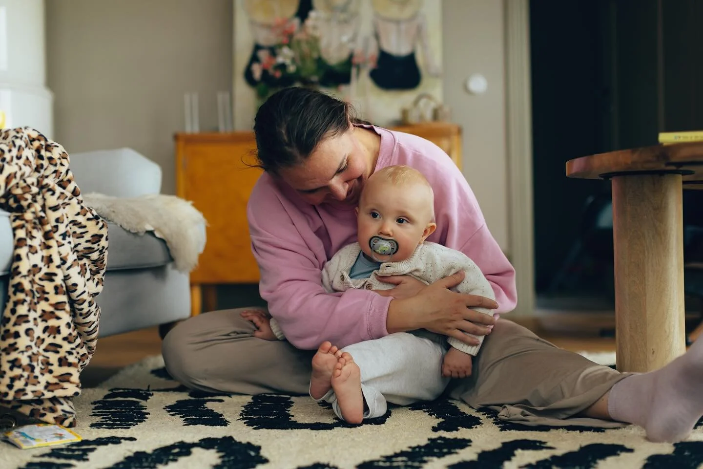 Ett &aring;r med honom ❤️

S&aring; blev han ett &ndash; och livet blev l&auml;tt.

L&auml;tt. Ett ord jag inte anv&auml;nt p&aring; tolv m&aring;nader. F&ouml;r livet med bebis-Arvid var allt annat &auml;n just det. Jag f&aring;r fortfarande hj&auml
