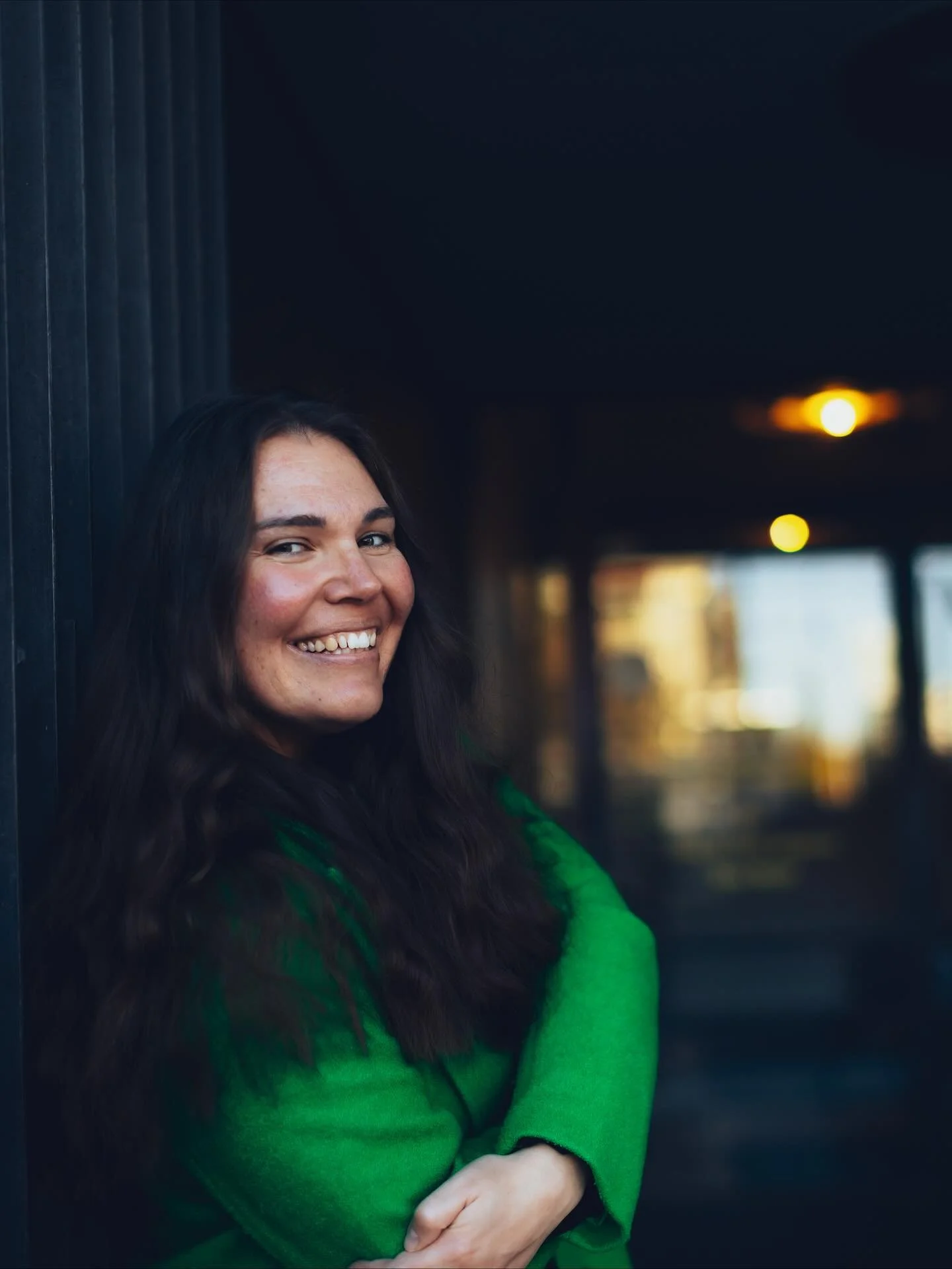 Höstluften (och mörkret) har gjort entré på riktigt nu 🌚
Vagnpromenaderna är fortfarande långa, nattsömnen förvånansvärt god – och den gröna favoritkappan har äntligen fåt