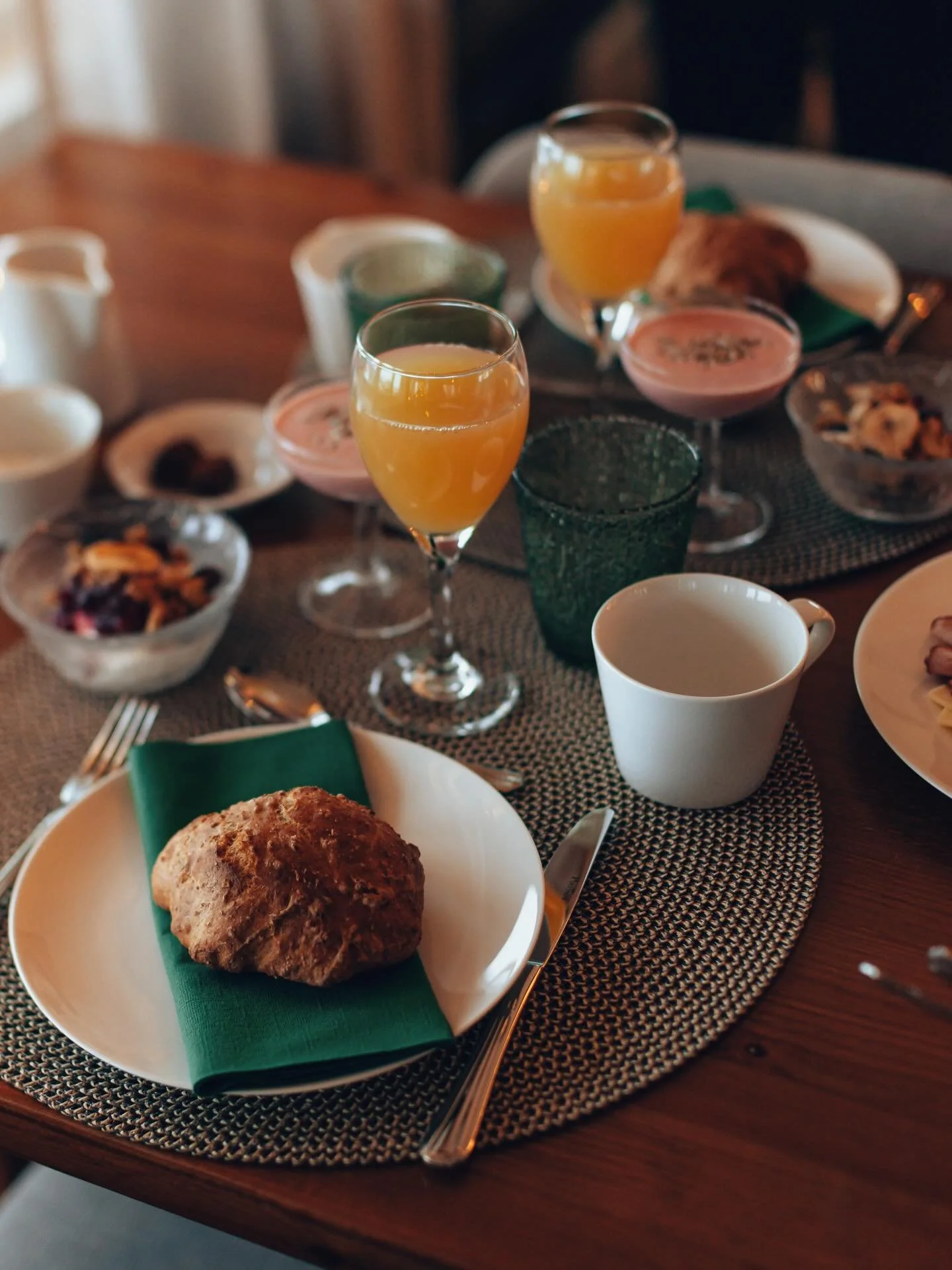 Frukostflickorna 🧡

Vem hade trott att jag &ndash; tio &aring;r senare &ndash; fortfarande g&ouml;r @frukostflickorna? Och att platserna fortfarande s&auml;ljer slut p&aring; tv&aring; minuter?

Jag var f&ouml;re min tid.
F&ouml;re mycket av det som