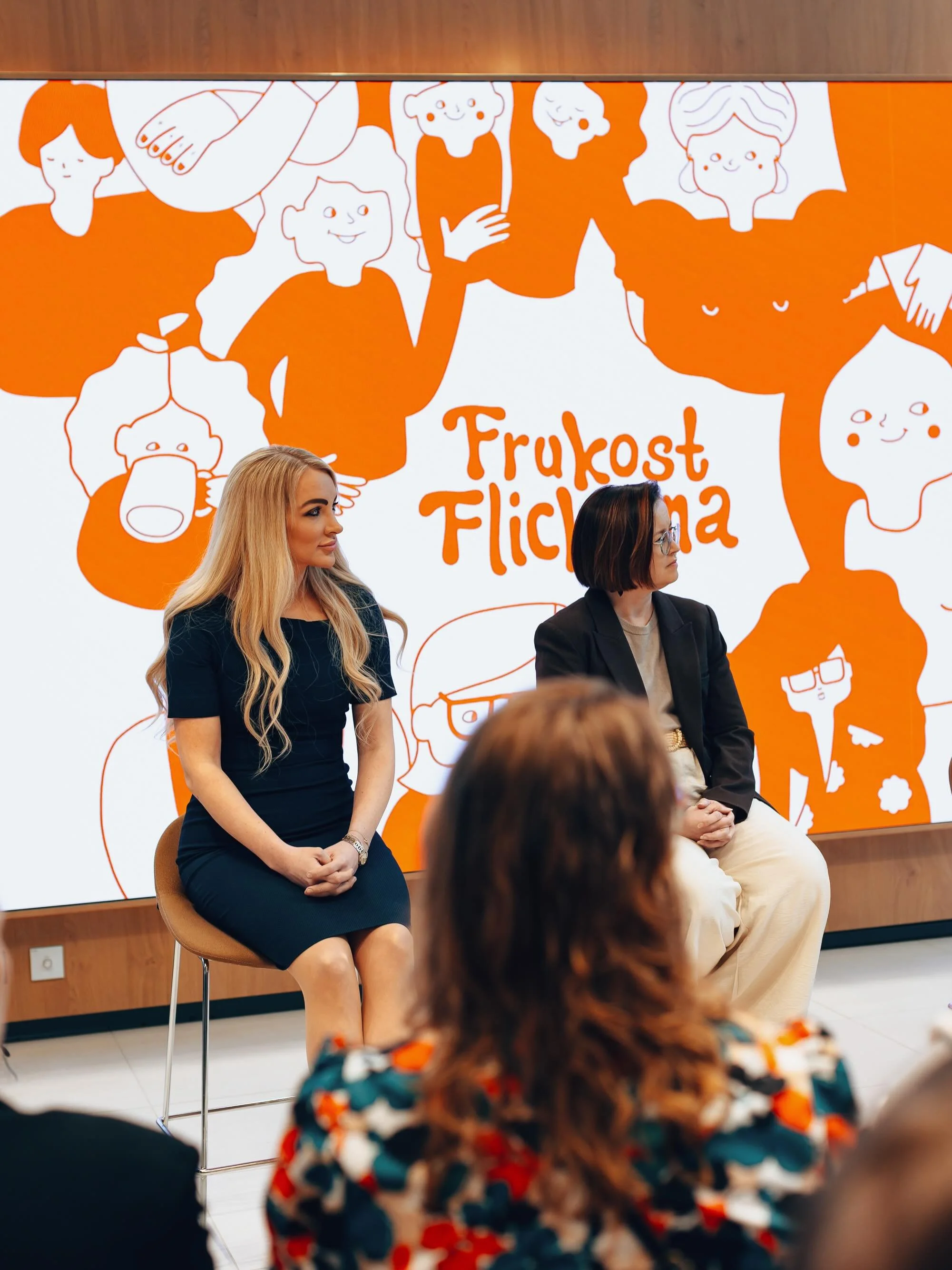 Ingen vanlig tisdagkv&auml;ll 🧡

Tack varenda klok kvinna som kom ut med @frukostflickorna i tisdags. Och tack fr&aring;n botten av mitt hj&auml;rta alla coola kvinnor som stod p&aring; scen. Jag &auml;r genuint tacksam &ouml;ver att f&aring; kalla 