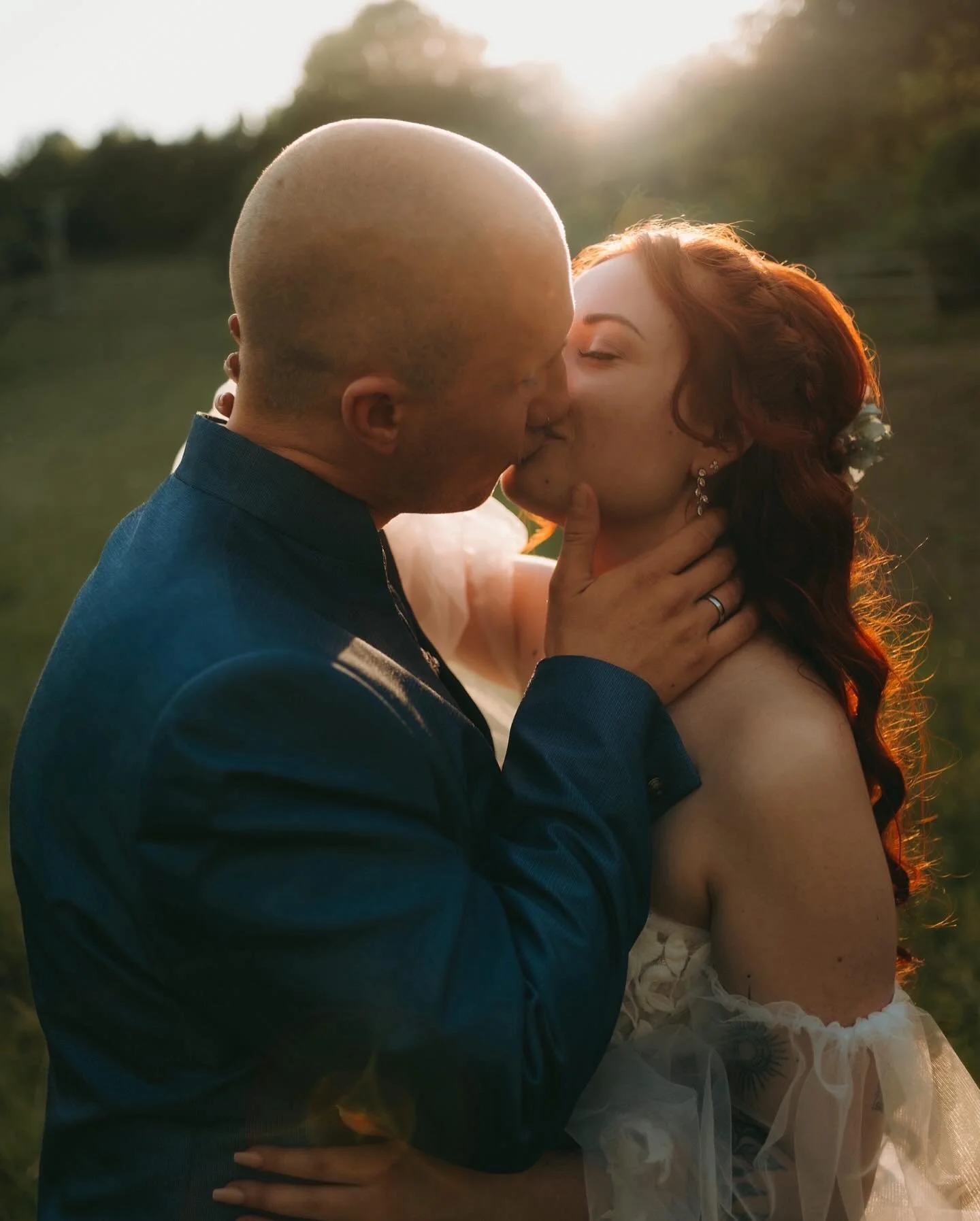 ✨ Eine Liebe, die leuchtet.
Zwischen goldenem Licht und sanften Blicken haben sich zwei Seelen gefunden &ndash; still, stark, ganz bei sich.

Diese Bilder erz&auml;hlen nicht nur von einem Hochzeitstag. Sie erz&auml;hlen von Verbundenheit, Ber&uuml;h