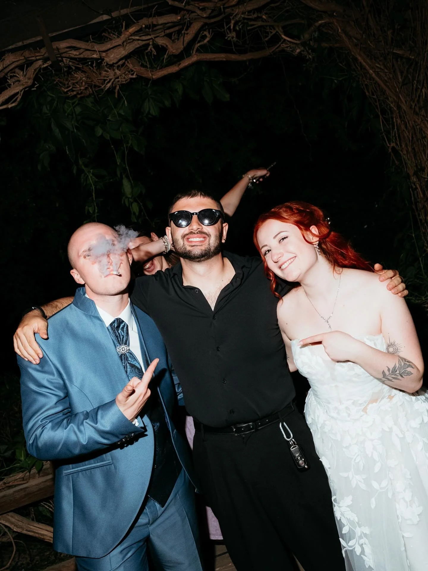 Das bin ich. In meinem Element.
Nicht im Anzug am Rand. Sondern mittendrin, wo&rsquo;s laut wird, wild und ehrlich.
Zwischen Zigarren, Sonnenuntergang und Mittelfingern. Zwischen Herz und Wahnsinn.

Ich fotografiere keine perfekten Bilder &ndash; ich