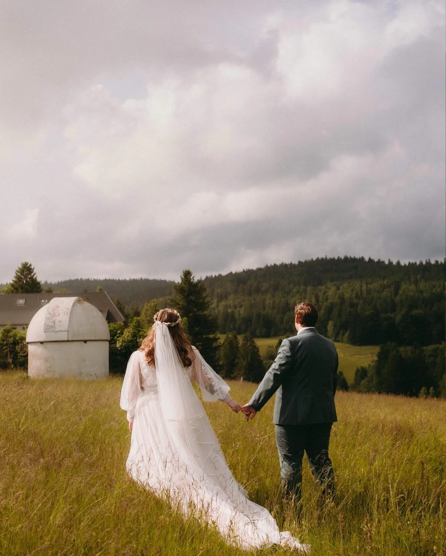 ✨ Wenn zwei Menschen im richtigen Moment zueinanderfinden, entsteht Magie. ✨
Diese Hochzeit hat gezeigt, wie echte Liebe aussieht &ndash; ruhig, innig und voller kleiner Augenblicke, die den Tag unvergesslich machen.

Zwischen Bergen, Wiesen und eine